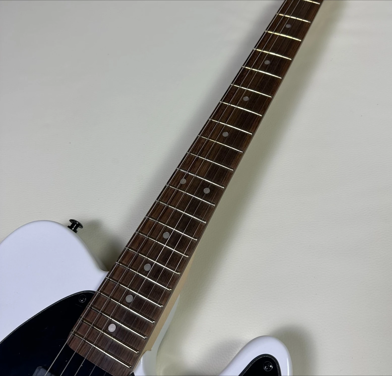 

Высококачественная гитара 2025, белый цвет, звукосниматели emg, гриф из палисандра