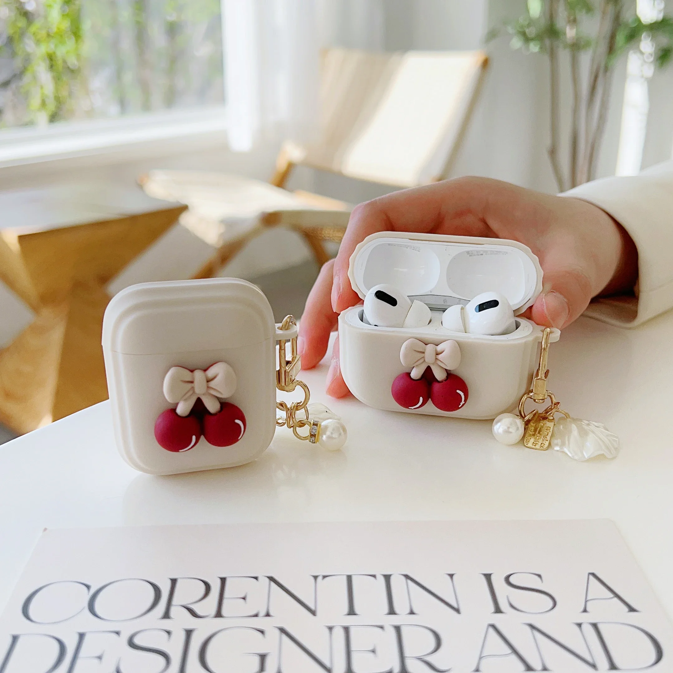 حافظة كرزي بيج كلاسيكية لطيفة لأجهزة Apple AirPods 4 3 2 1 Generation Bear Cherry حافظة لأجهزة AirPods Pro حافظة سلسلة مفاتيح فاخرة