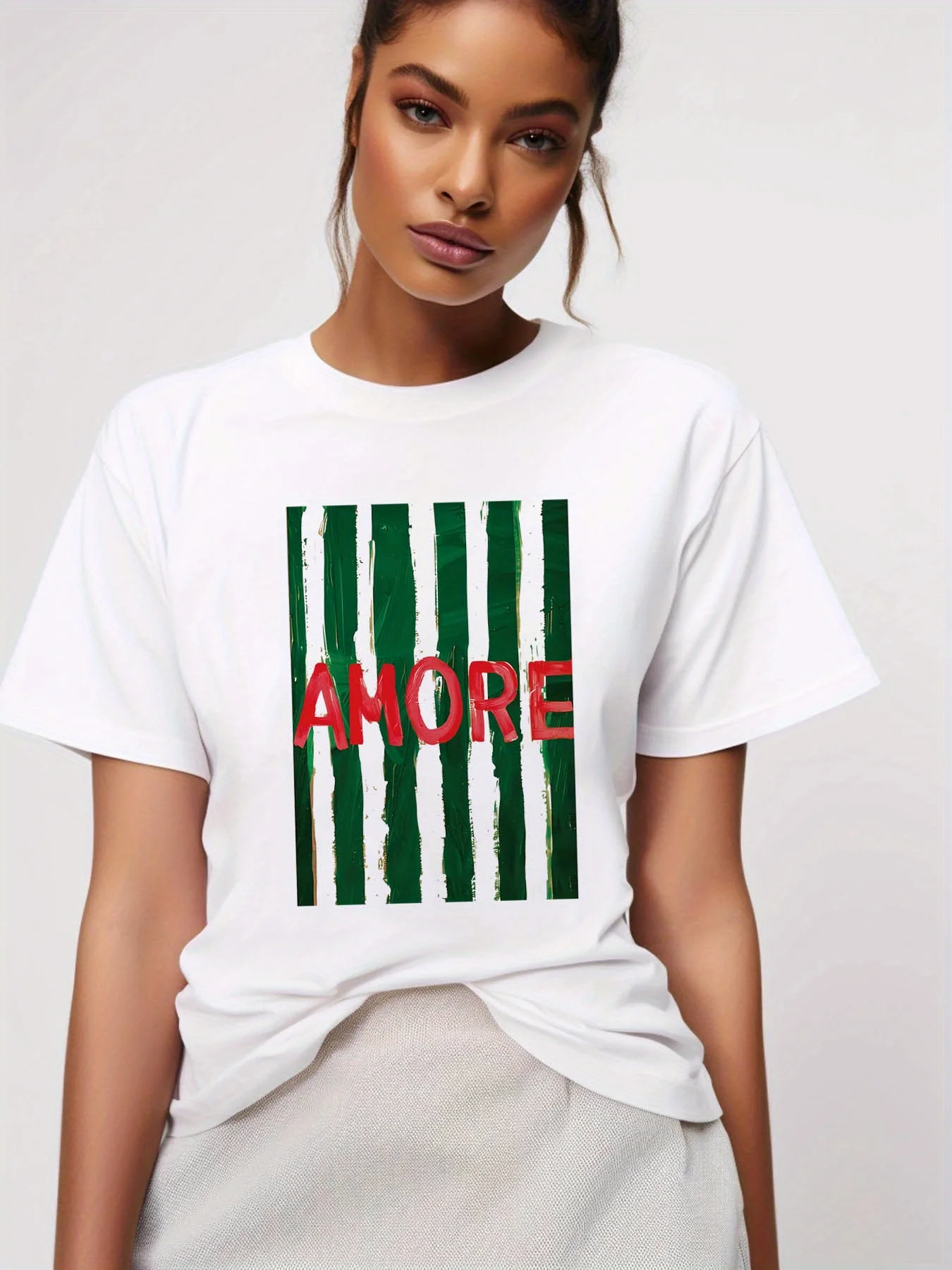 Camiseta casual de manga corta con cuello redondo para mujer, rayas verdes y estampado gráfico "AMORE" rojo, tela transpirable de estiramiento medio