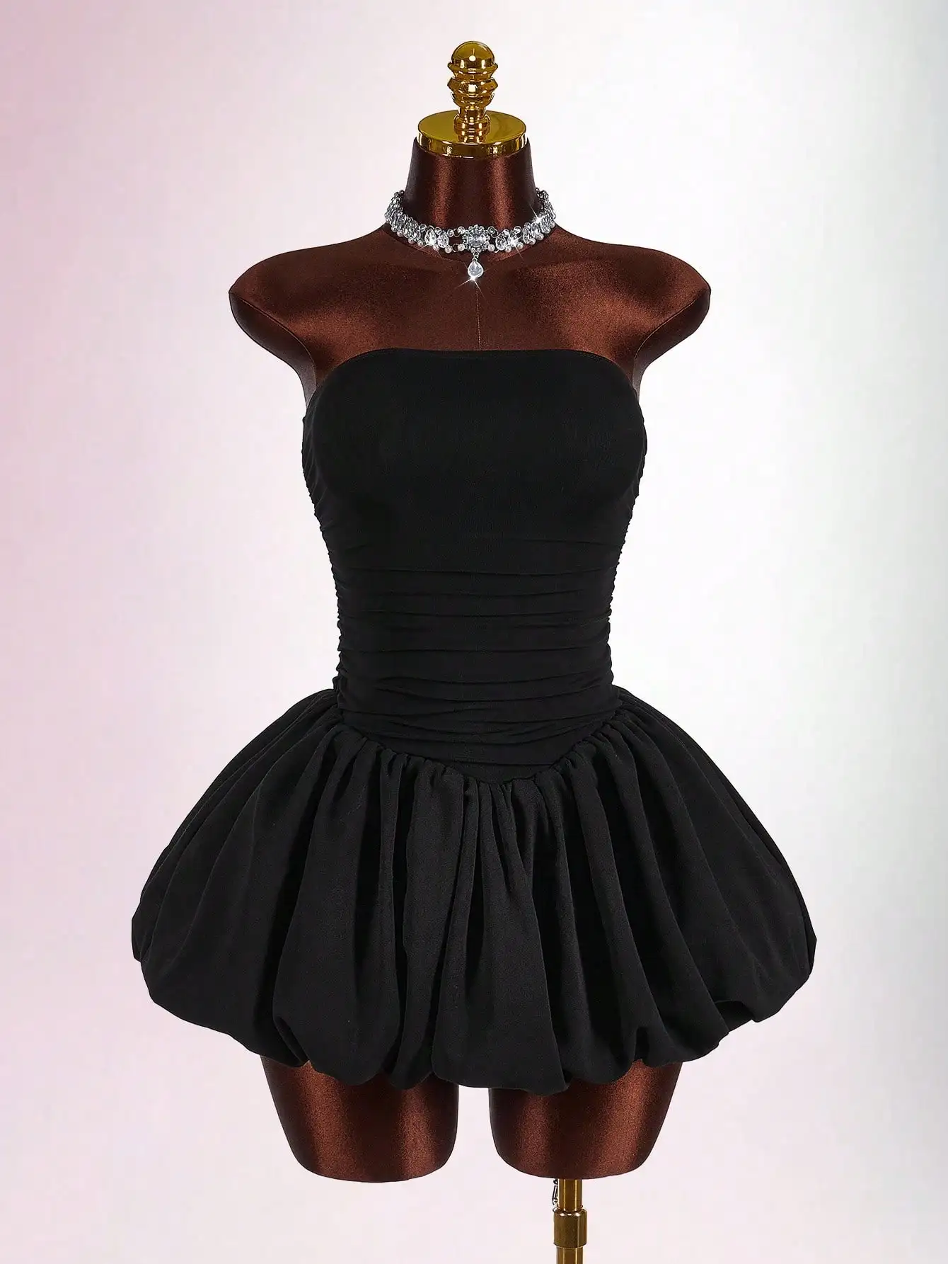 Zwarte strapless mini-jurk met ruches en pofrok voor zomerfeesten en vakanties