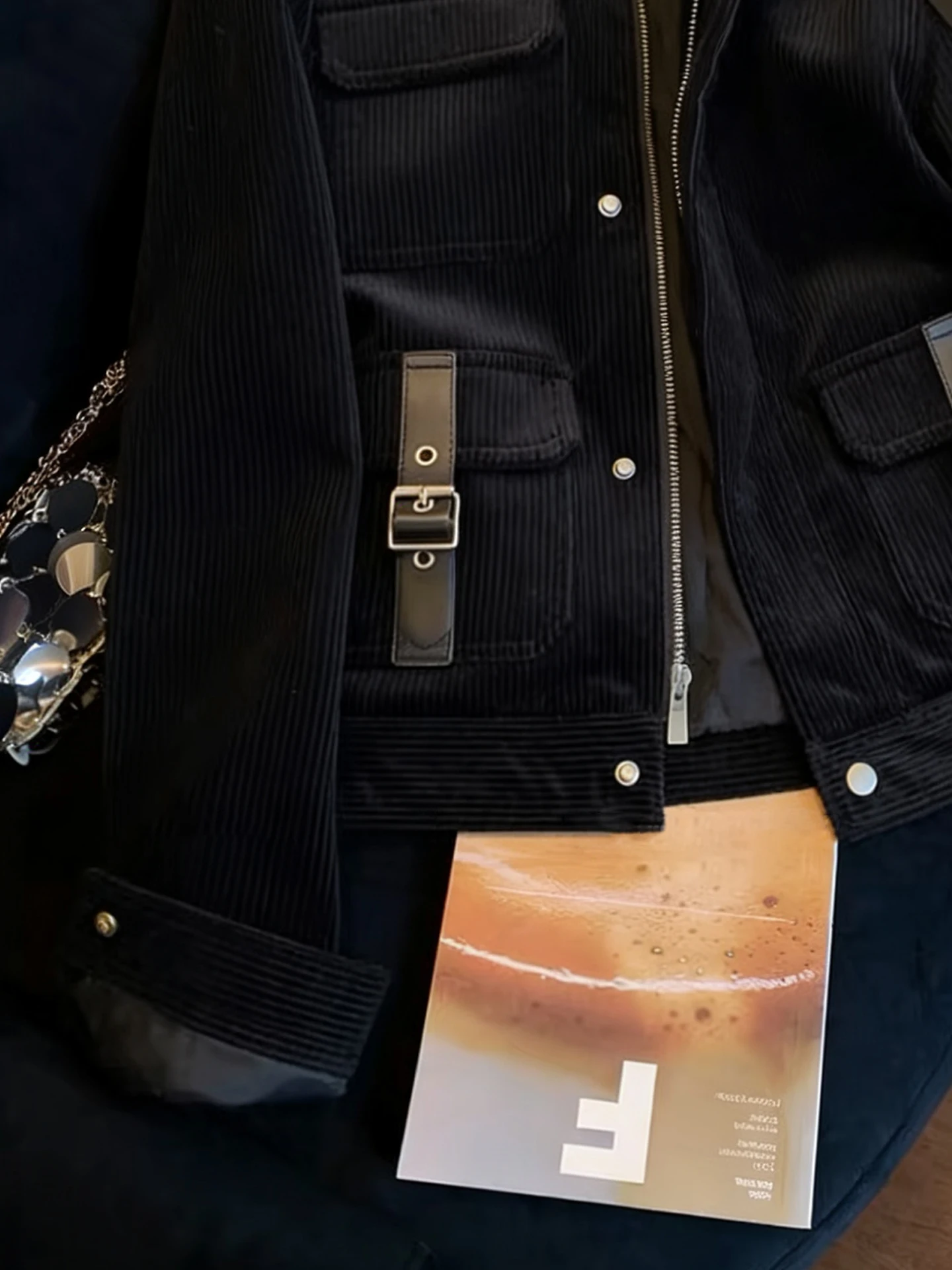 เสื้อแจ็คเก็ตคอตั้งผ้าลูกฟูกสไตล์เรโทรสุดหรู ดีไซน์ต่อผ้าแบบแพทช์เวิร์ค แนวอเมริกันหวานเท่ ใส่ได้หลากหลาย ปิดด้วยซิป เหมาะสำหรับฤดูใบไม้ผลิและฤดูใบไม้ร่วง...