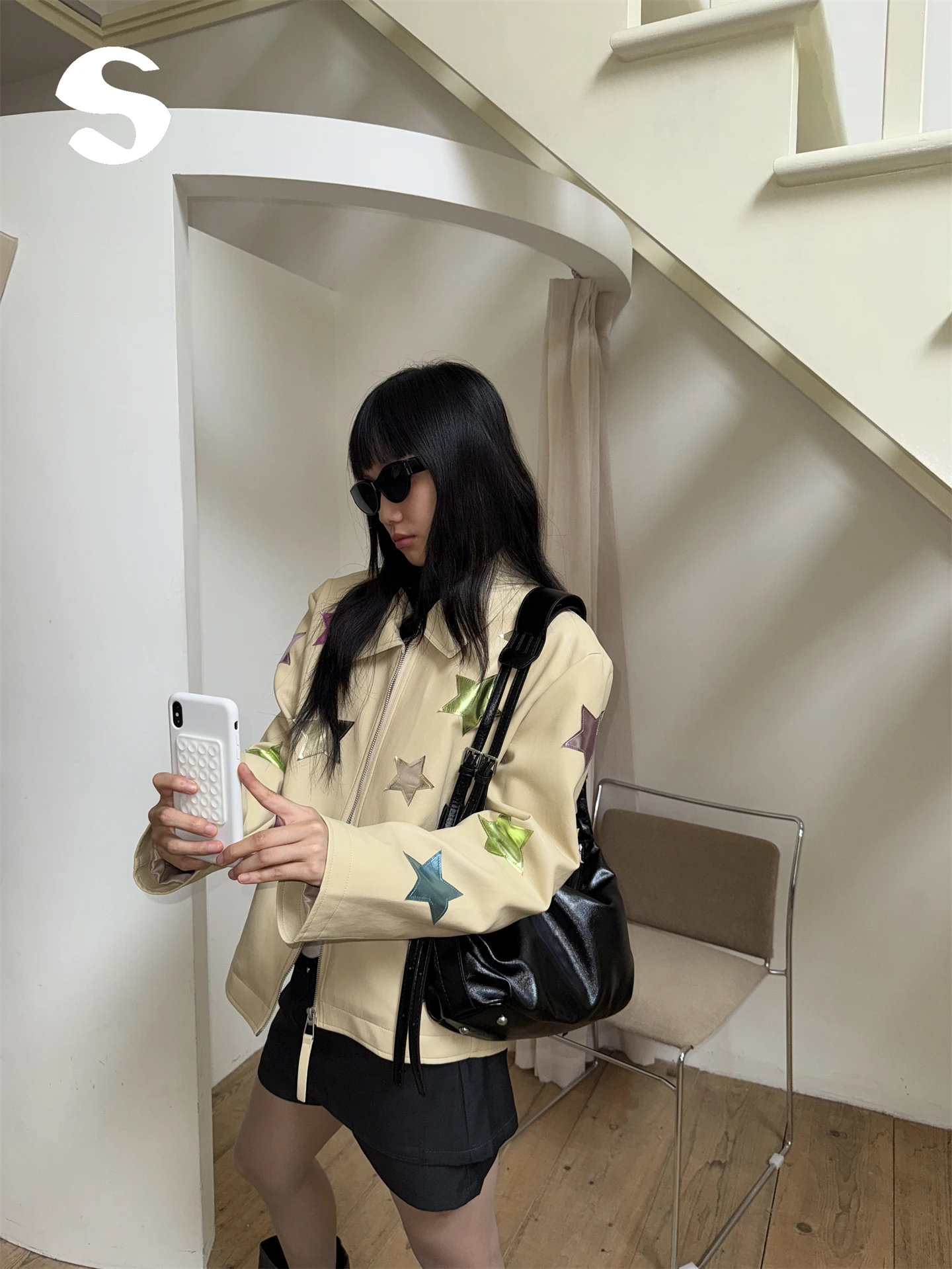 Casaco de Couro Feminino Coreano com Patches de Estrela e Ombros Reversíveis, Modelo Tubo Reto com Zíper