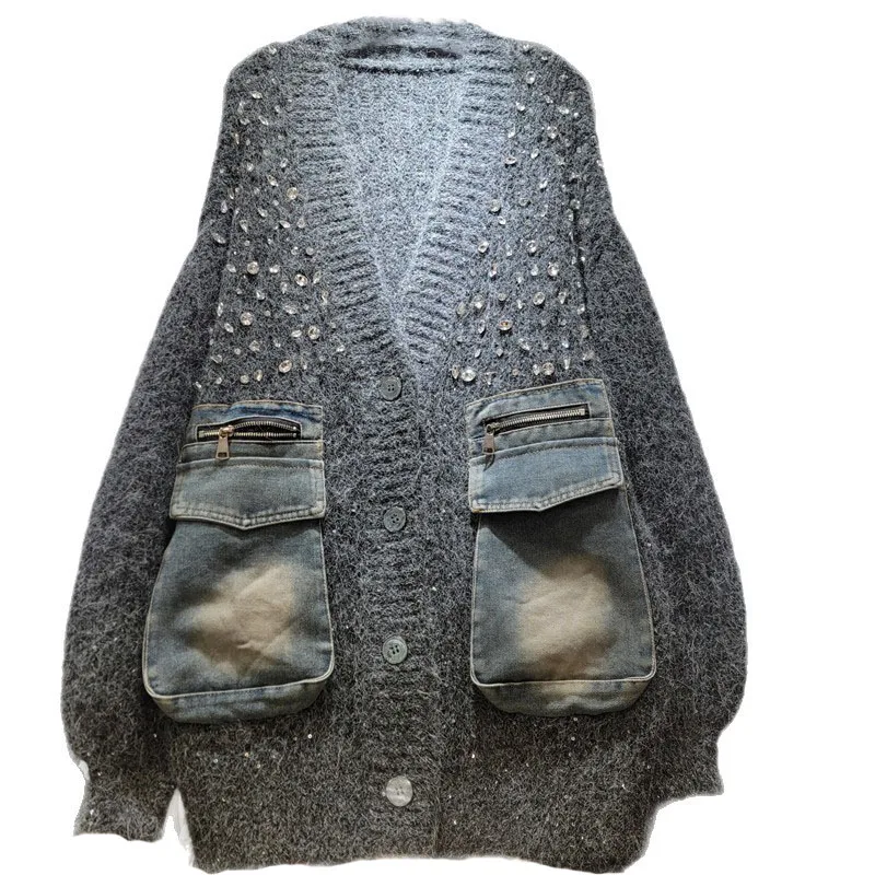 เสื้อคาร์ดิแกนถักไหมพรม WTHT รุ่นใหม่ทันสมัยสำหรับผู้หญิง ประดับเพชรแบบ Heavy Industry กระเป๋าเดนิม แขนยาว คอวี สำหรับฤดูหนาว ปี 2025 รุ่น 1LS2773