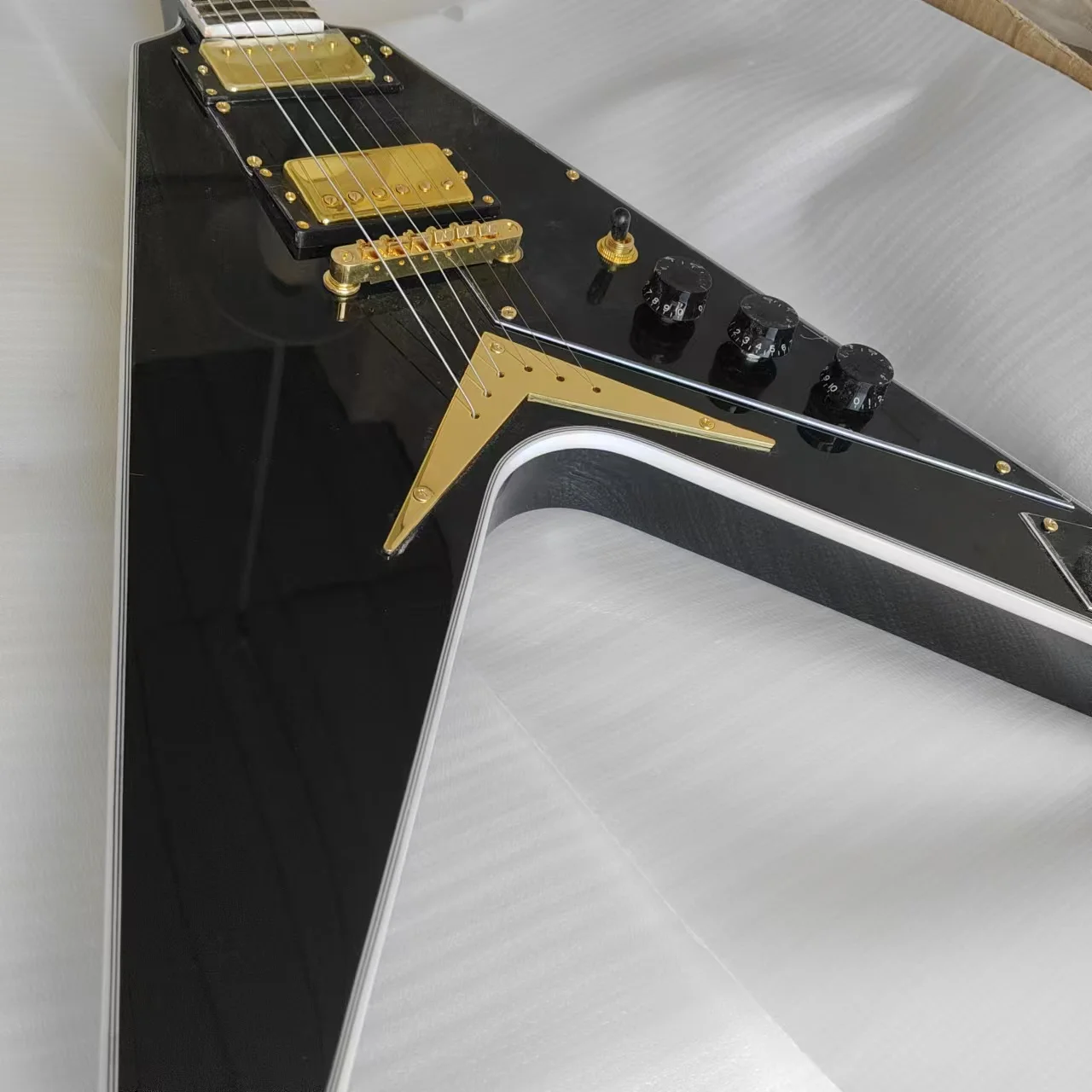 High-end black electric guitar, cost-effective, very beautiful guitar.