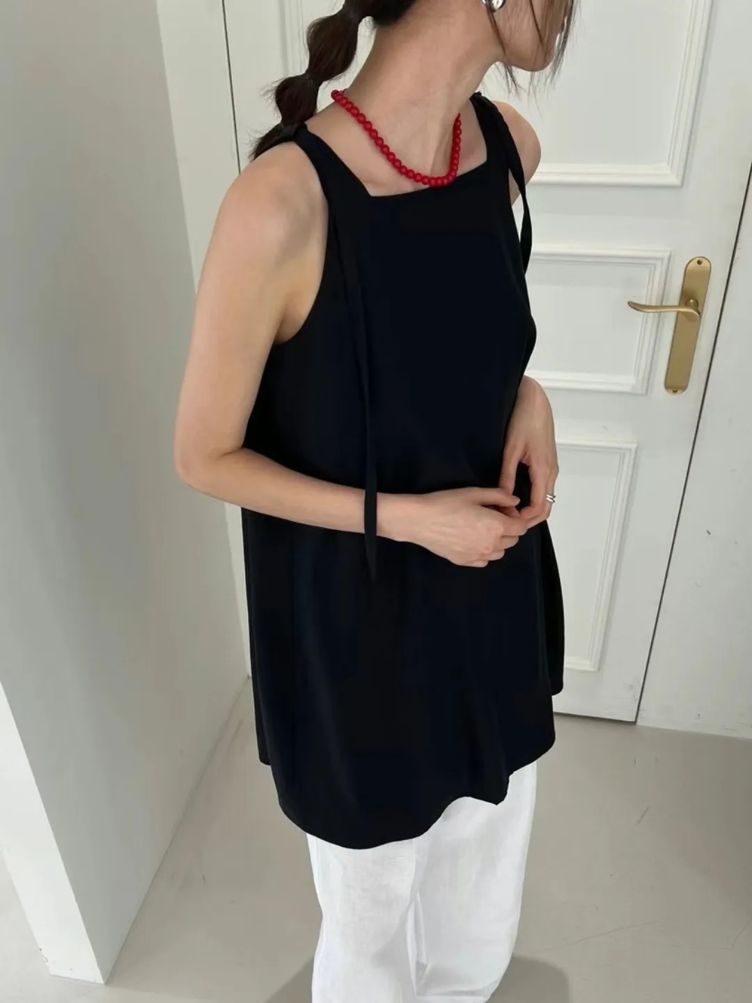 فستان صيفي جديد لعام 2025 للنساء، فستان قصير أنيق وعصري بدون أكمام مع حمالة، تناسب جميع المناسبات، تصميم عصري ومتعدد الاستخدا...