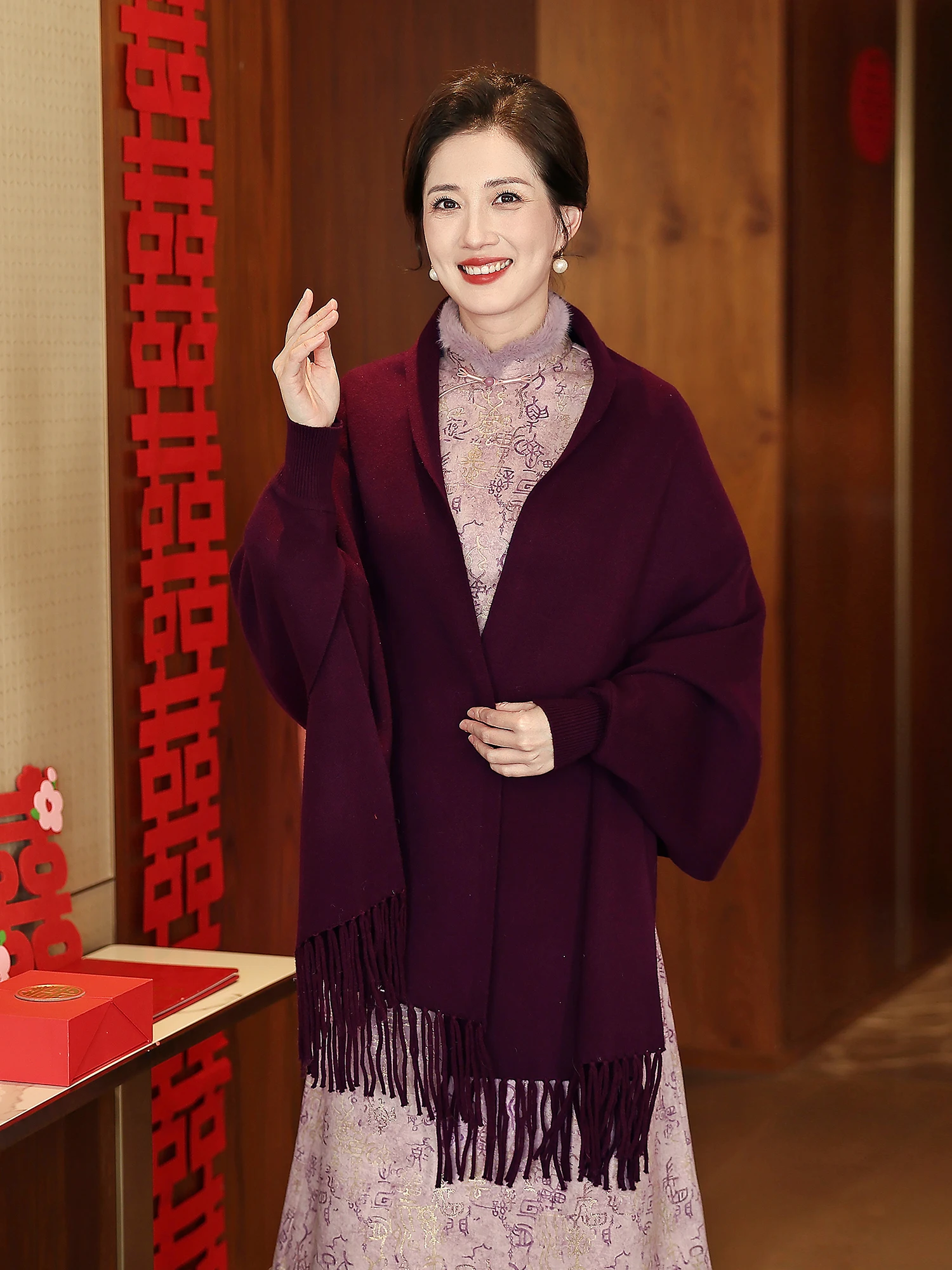 

Вязаное женское пальто-ципао средней длины для свадебных торжеств и юбилейных банкетов, очень теплое, больших размеров