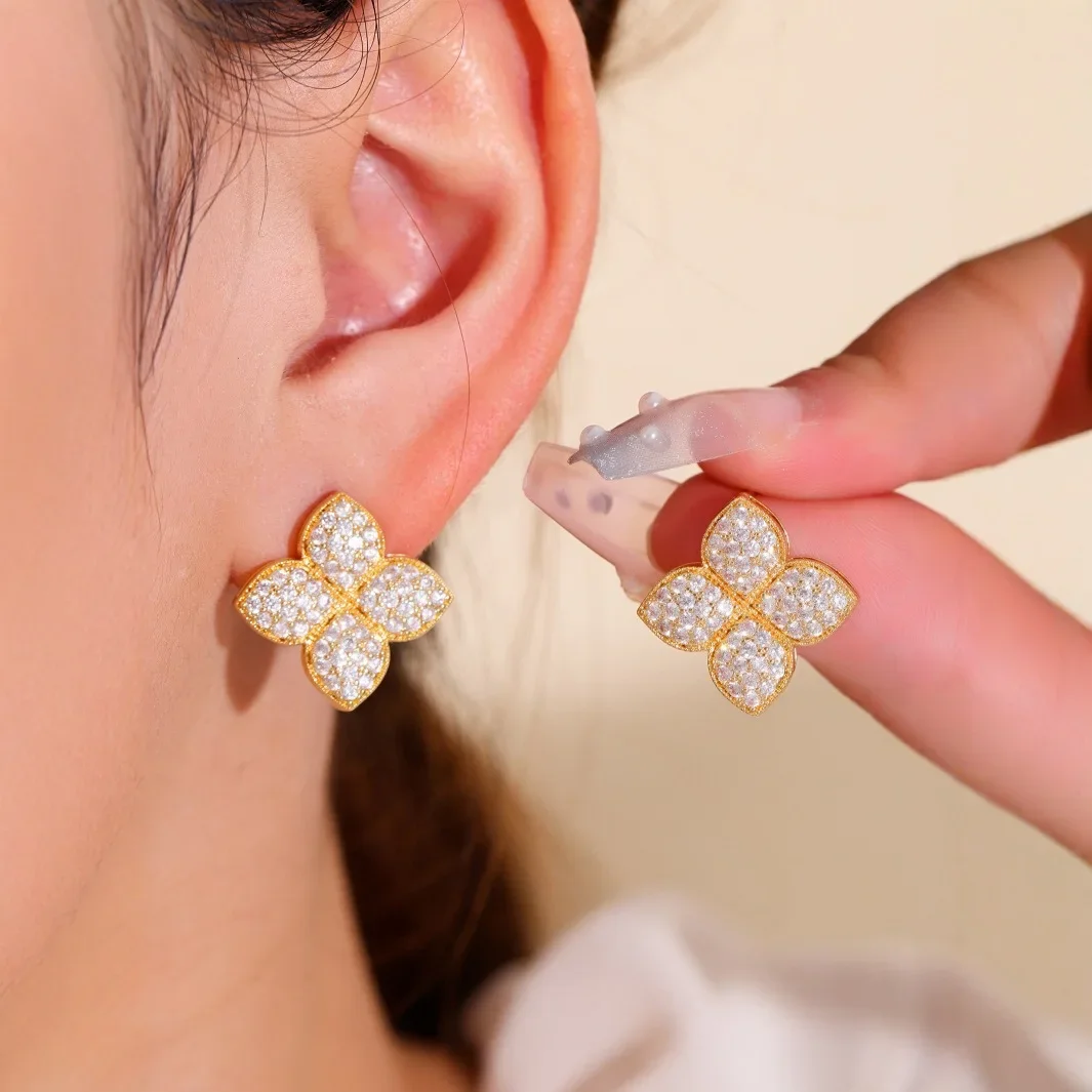 

Fashion Versatile Personalized Lucky Clover Stud Earrings for Women Exquisite Zircon Stainless Steel Earring Jewelry Accessories