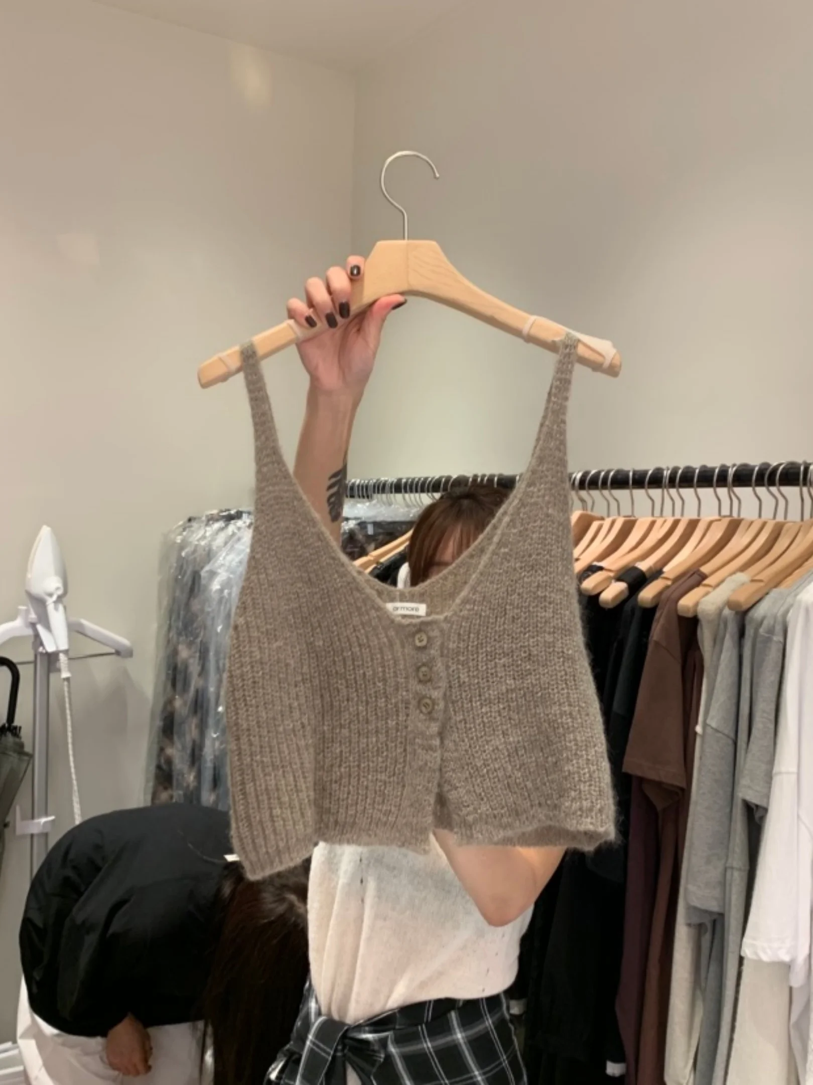 이스트 게이트 가을 겨울 신상 레트로 소프트 니트 버튼 여성 조끼 아우터웨어 레이어링 탑 브이넥 롱 컬러