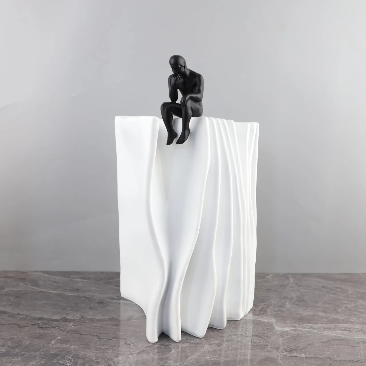 

Современный простой абстрактный сувенир с изображением медитирующего человека, из смолы, для украшения прихожей, кабинета, тумбы под телевизор, мягкий декор, аксессуары для дома.