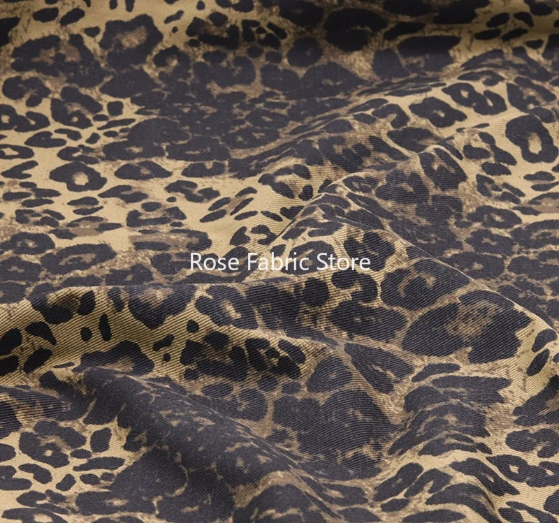 

1-метровая саржевая ткань из чистого хлопка с леопардовым принтом. Для сумок, пальто, одежды и обуви.