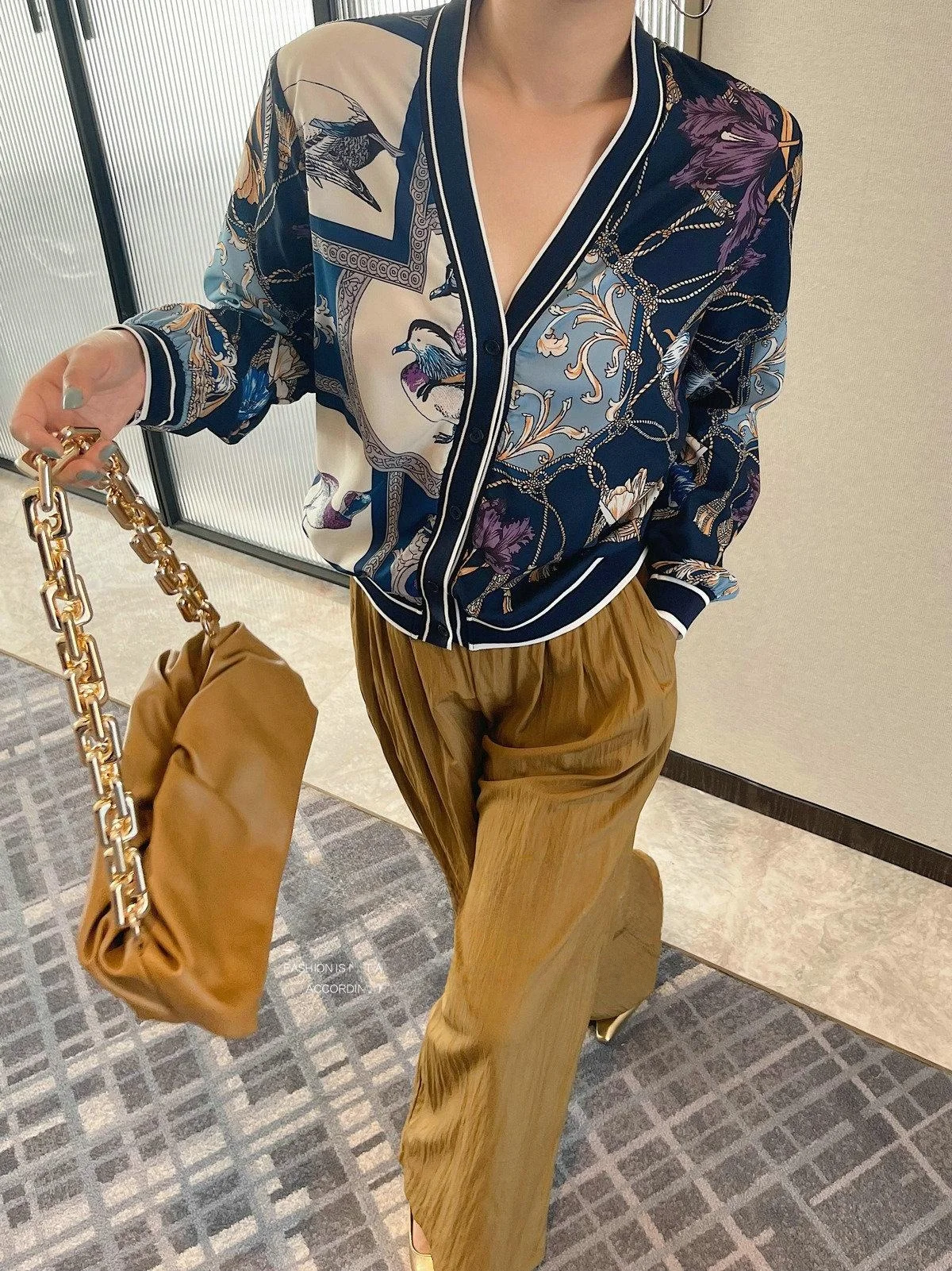 เสื้อผ้าสไตล์วินเทจ JINGONI คอวี แขนยาวทรงหลวมสำหรับผู้หญิง แฟชั่นฤดูใบไม้ผลิใหม่ สไตล์ฮ่องกง บรรยากาศสบายๆ