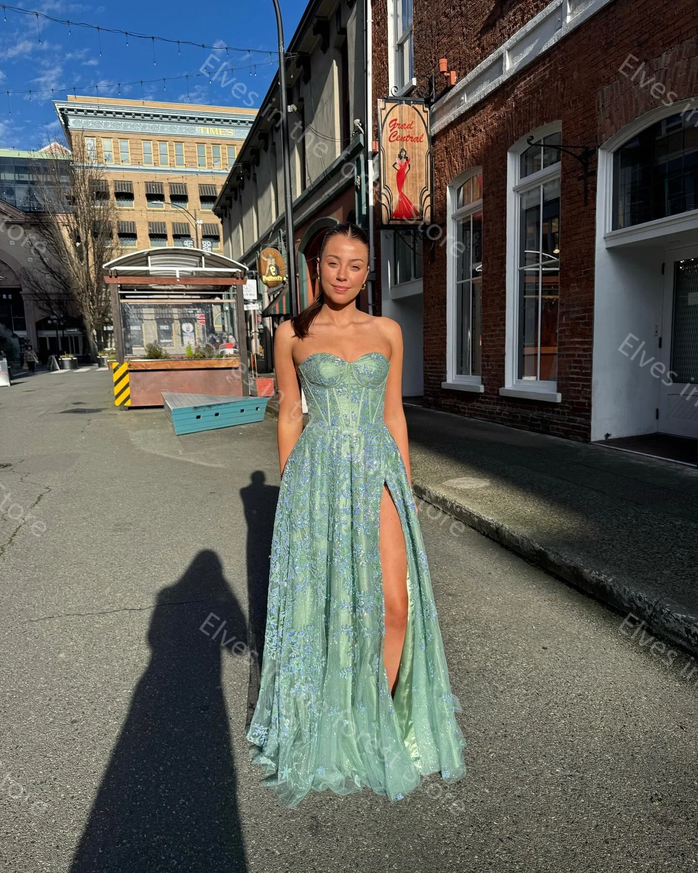 Glamorous A Line Prom Dresses Stunning Lace Sleeveless Evening Gowns Charming Sweep Train Customized Wedding Guest Dresses