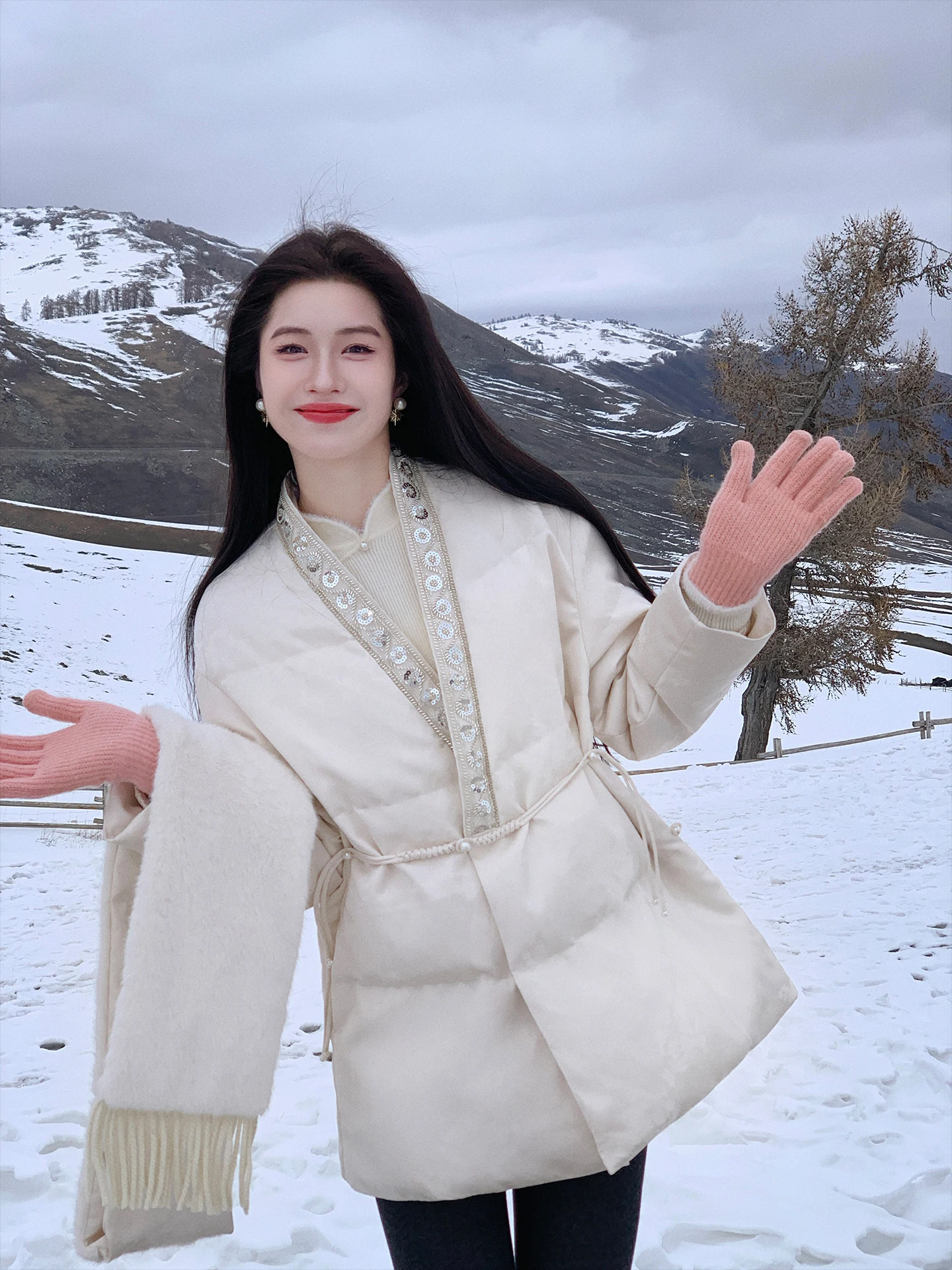 

Теплая женская зимняя куртка-пуховик с V-образным вырезом, утепленная, с французским шиком и бисерной отделкой