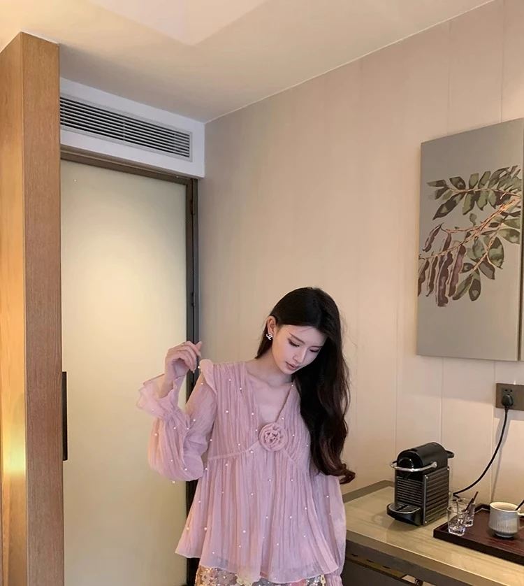 Feminine V-neck Shirts Women's 2025 Spring New High-end Fashion Temperament Shirt Ladies Simple Bead Long-sleeve Pullover Tops