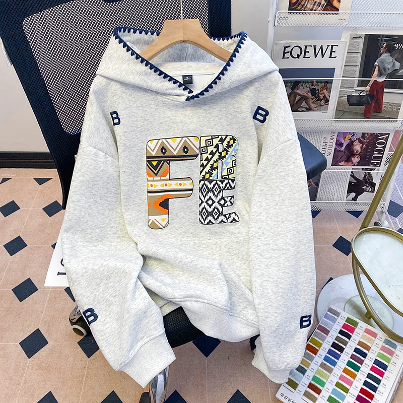 女性刺繍入りレターフード付きスウェットシャツアメリカンレトロオーバーサイズぬいぐるみ長袖ルーズトップクラシック多用途冬ファッション