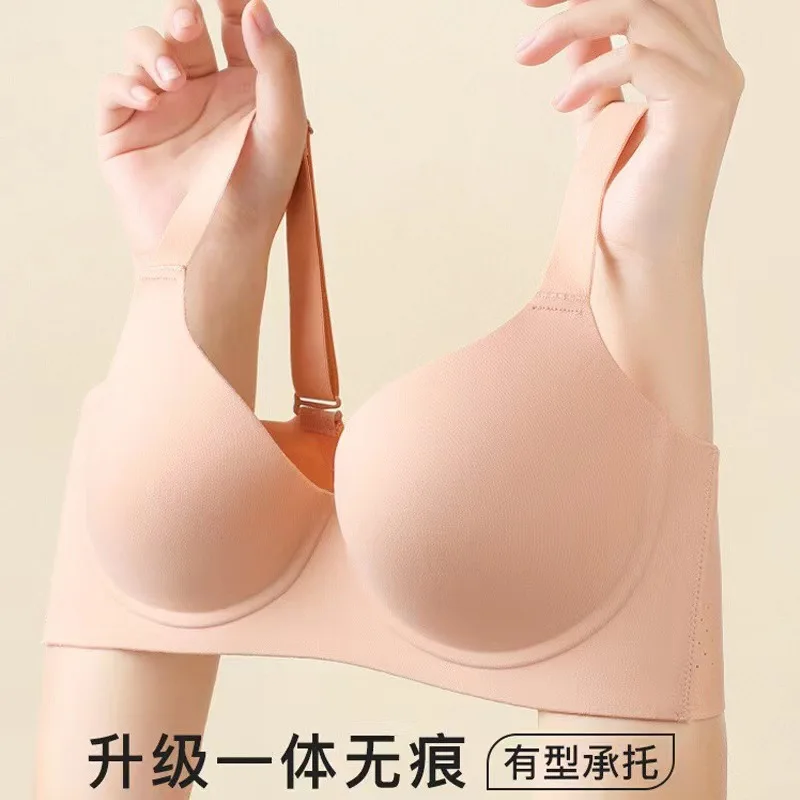 

Thenewshinylargecupof soft steel undies are seamlessly gathered together, holding up breathable breasts, revealing the Obumi bra