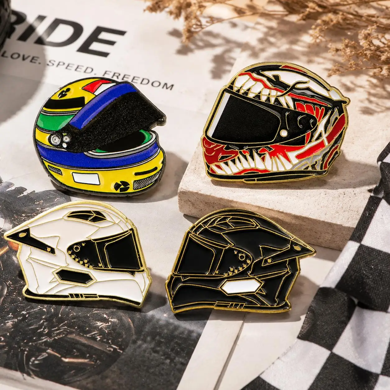 4er-Set coole Rennhelm-Emaille-Pins, Cartoon-Broschen für Mäntel, Damenbroschen, Kragen- und Reversnadeln, Metallabzeichen, Schmuckgeschenk