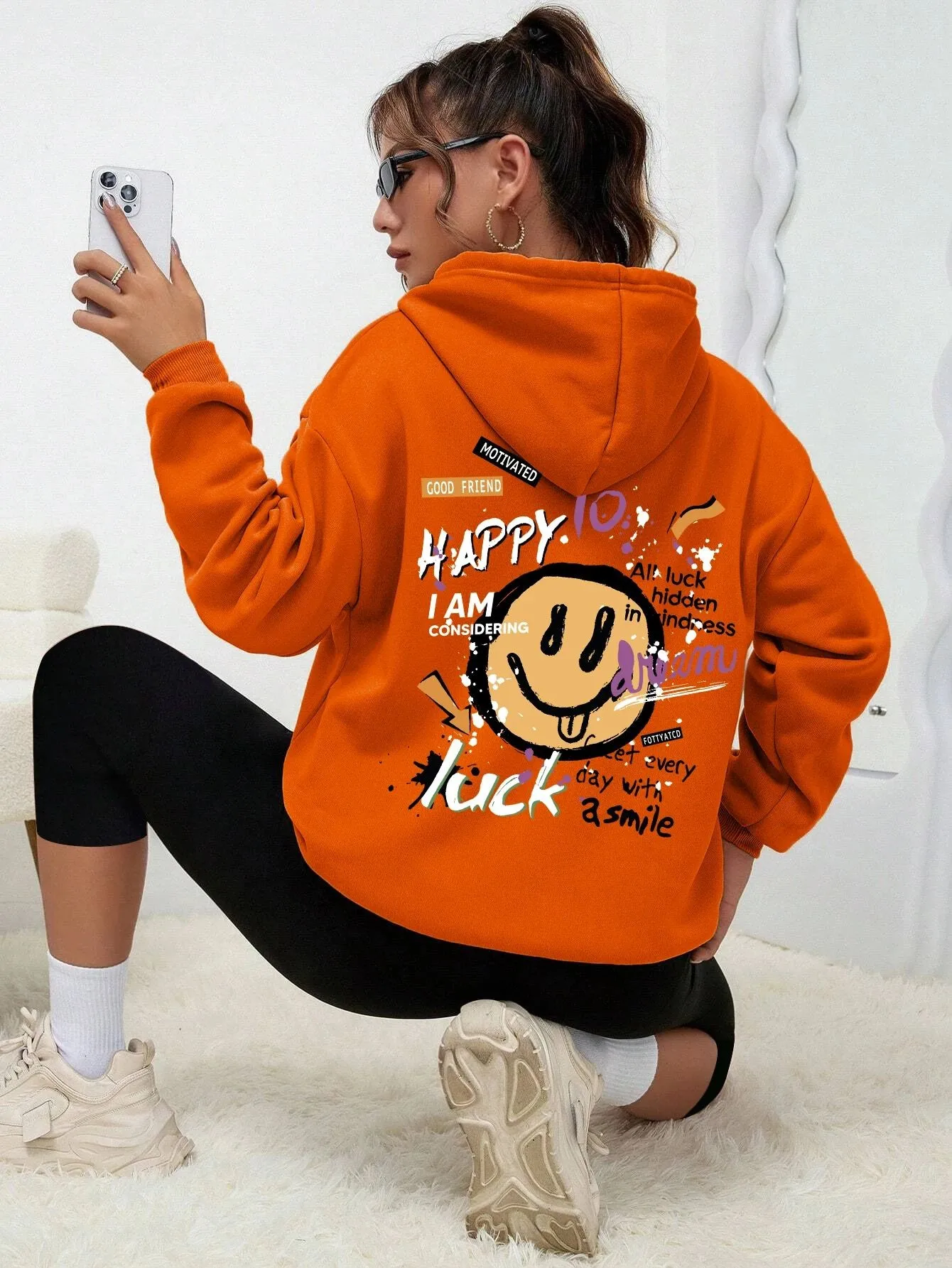 

The new Spring and Autumn 2025 maternity hoodie is comfortable soft casual and fashionable with a smiling face printed pullover
