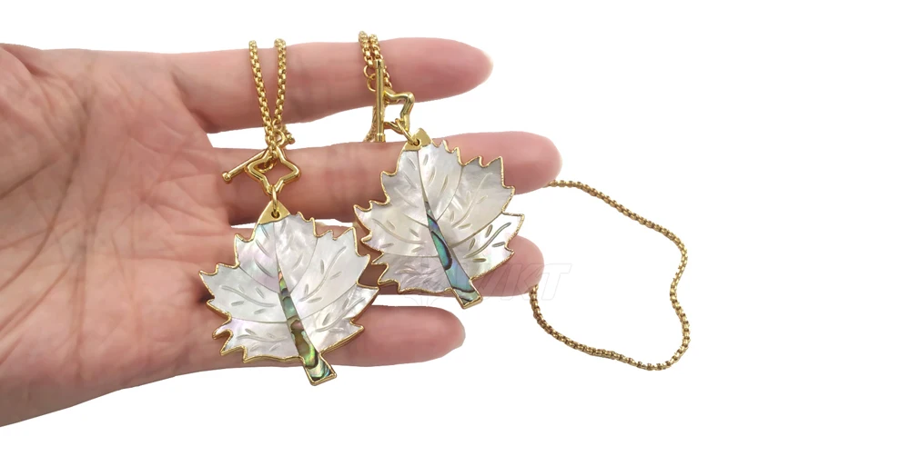 

WT-JN354 New Autumn Collection Beautiful Maple Leaf Texture White Shell Pendant Special Front-Button Chain Women Necklace