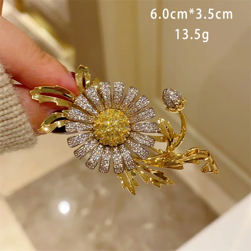 Beautiful French Retro Exquisite Micro-inlaid Zircon Sunflower Brooches for Women Elegant Design Clothing Accessories Pins