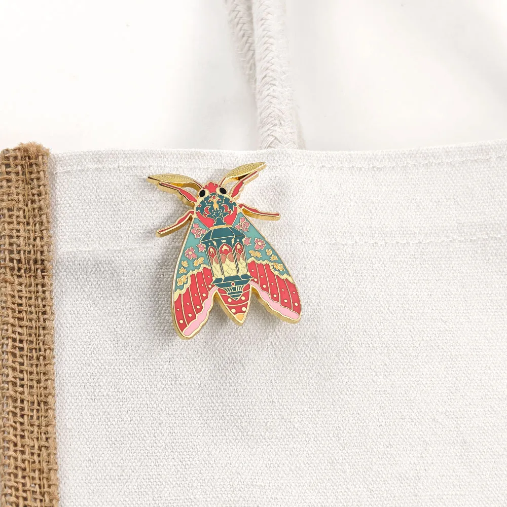 Gotische Motten-Emaille-Anstecknadel, Vintage-Laternenfliegen-Brosche, Hexerei-Magie-Insekten-Abzeichen, Retro-Cottagecore-Reversnadeln, Schmuck-Fangeschenk – Detail 8