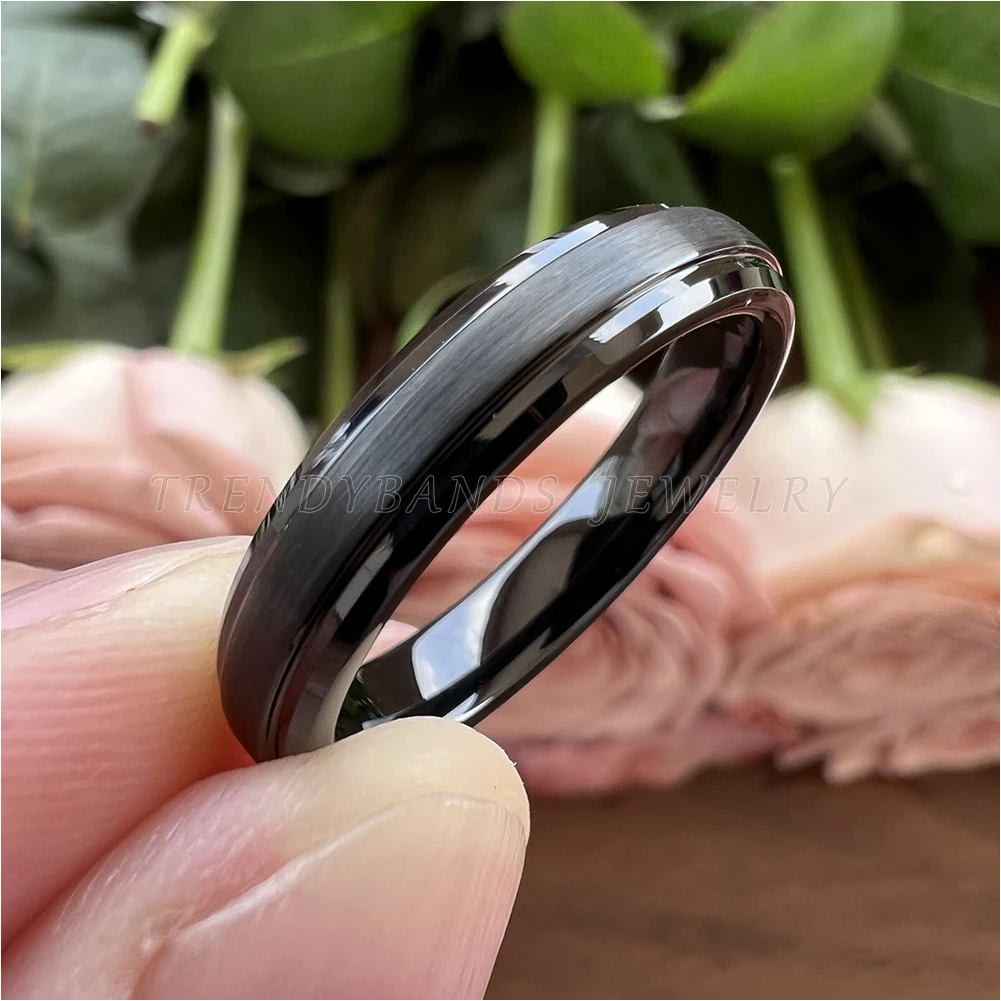 4 mm schwarzer Damen- und Herrenschmuck, Wolframkarbid-Ring, Ehering mit abgestuften, abgeschrägten Kanten, gebürstete Oberfläche, bequeme Passform – Detail 3