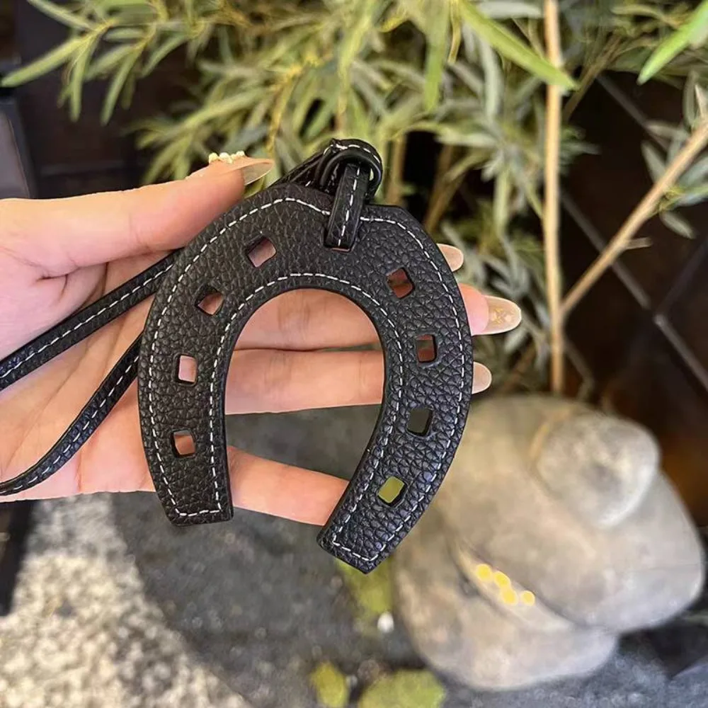 سلسلة مفاتيح على شكل حدوة حصان من الجلد الصناعي للنساء والفتيات ، حامل حقيبة يد ، حقيبة ساحرة ، ملحقات محفظة ، 10 ألوان