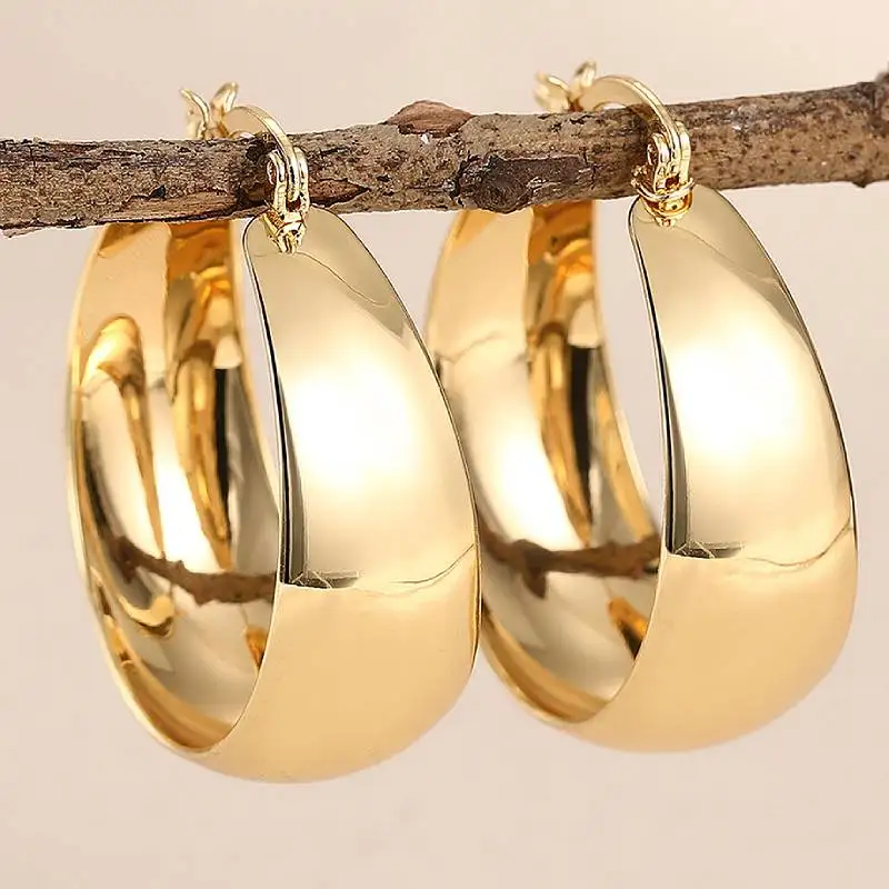 Huitan – boucles d'oreilles créoles grandes et rondes pour femmes, couleur or, accessoires en métal élégants et charmants pour soirée, bijoux tendance pour mariage