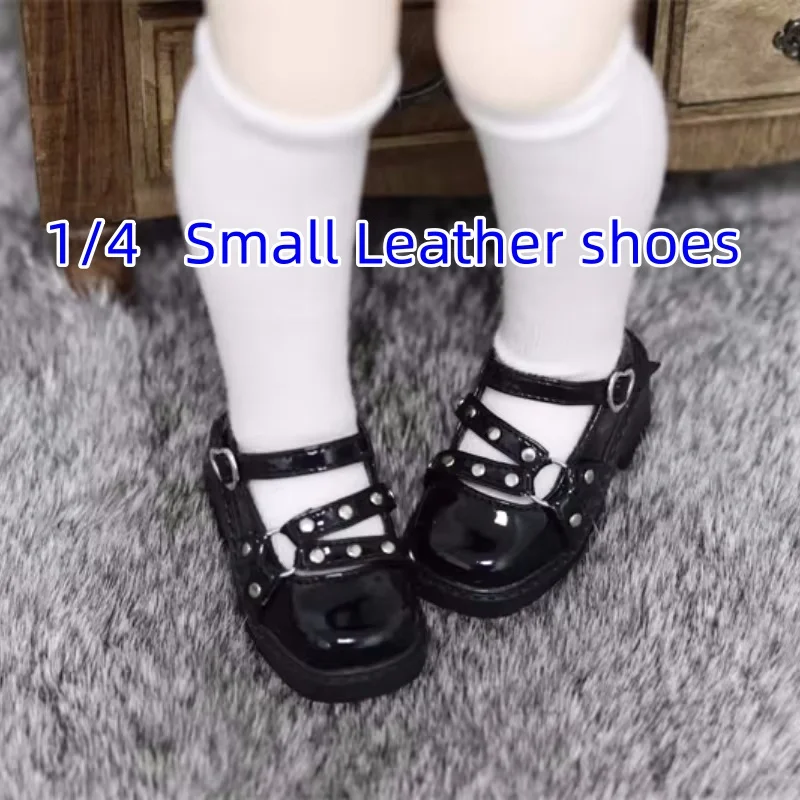 

Глянцевые черные маленькие кожаные кукольные туфли с тремя заклепками и пряжкой, в наличии, игрушки BJD для девочек, аксессуары для кукол на толстой подошве с квадратным носком 1/4