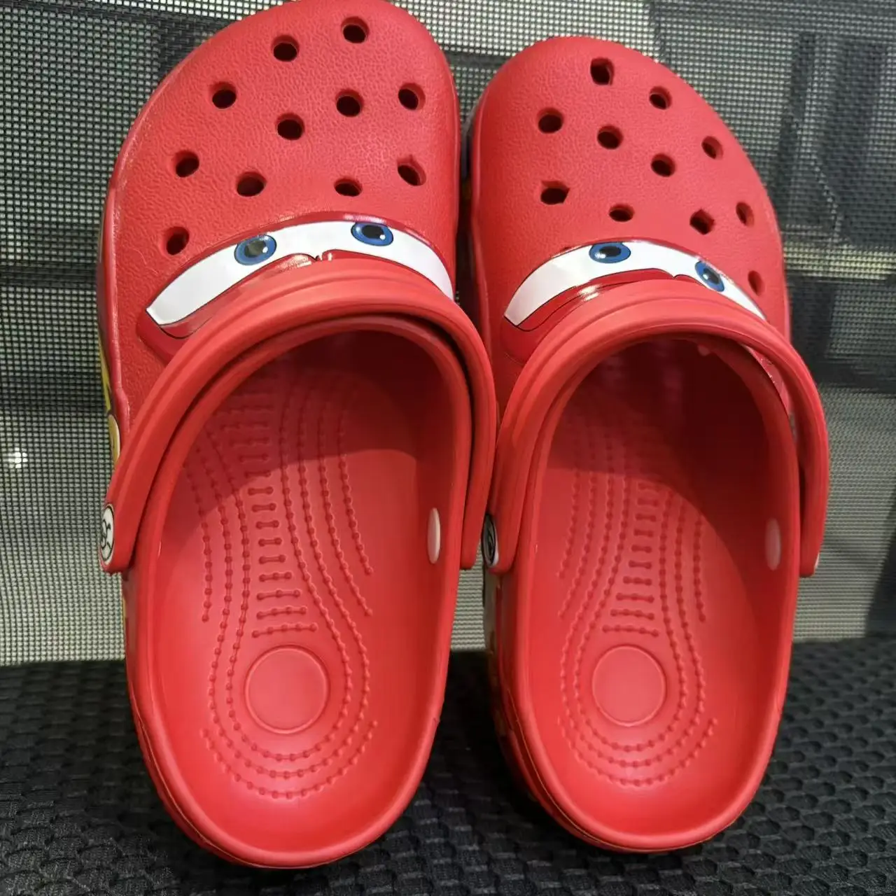 รองเท้าแตะกันน้ำลายการ์ตูนดิสนีย์ แมคควีนส์ พิกซาร์ สไตล์ลำลอง ระบายอากาศได้ดี แบบรัดข้อเท้า ทำจากวัสดุ EVA เหมาะสำหรับใส่กลางแจ้ง เป็นของขวัญ