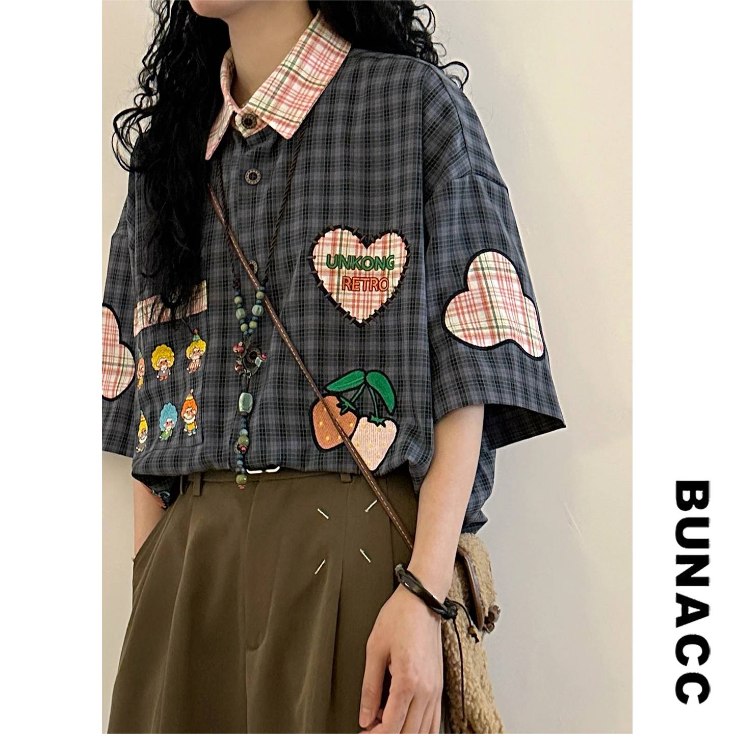 

Мужская летняя рубашка в стиле ретро с американской мультяшной вышивкой, в клетку, свободного кроя, с коротким рукавом, модная уличная одежда, с воротником и пуговицами