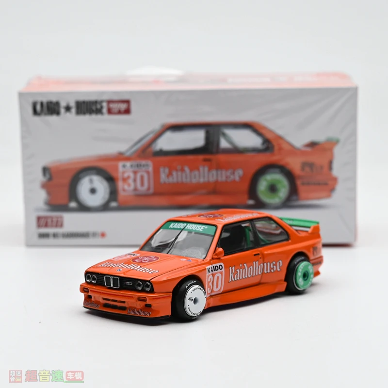 Em estoque: 1:64 BMW M3 V1 modelo de carro de liga de simulação fundida, brinquedo de presente de festival para meninos, ornamento colecionável decorativo para adultos.