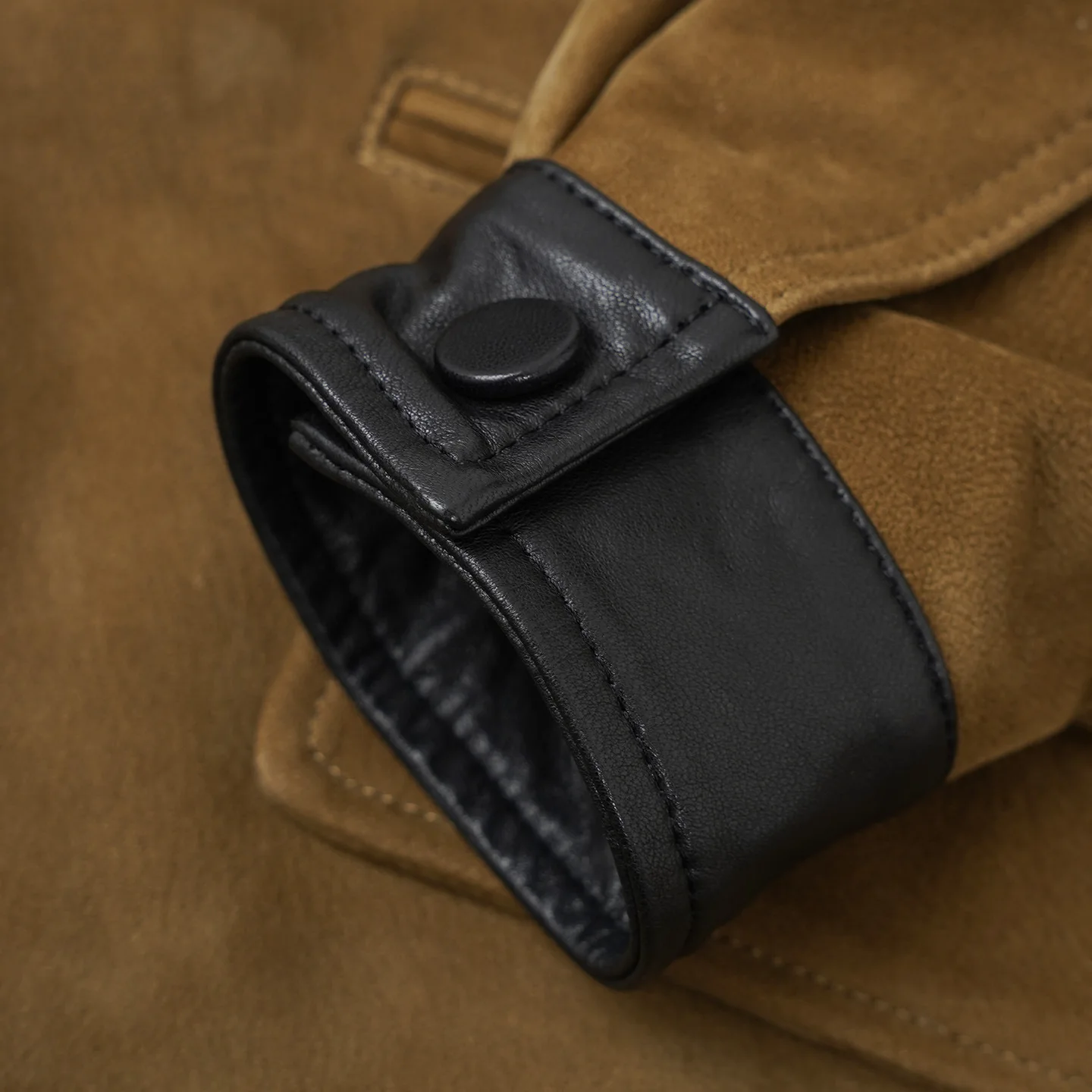 Damska kurtka średniej długości o luźnym kroju z kołnierzem w bloki kolorów z owczej skóry shearling.