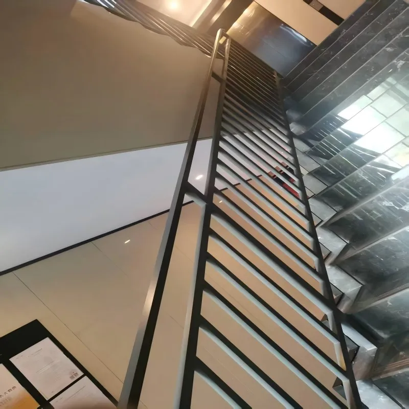 빌라 야외 안전을 위한 맞춤형 고급 아연도금 파이프 계단 난간 및 장식용 발루스터