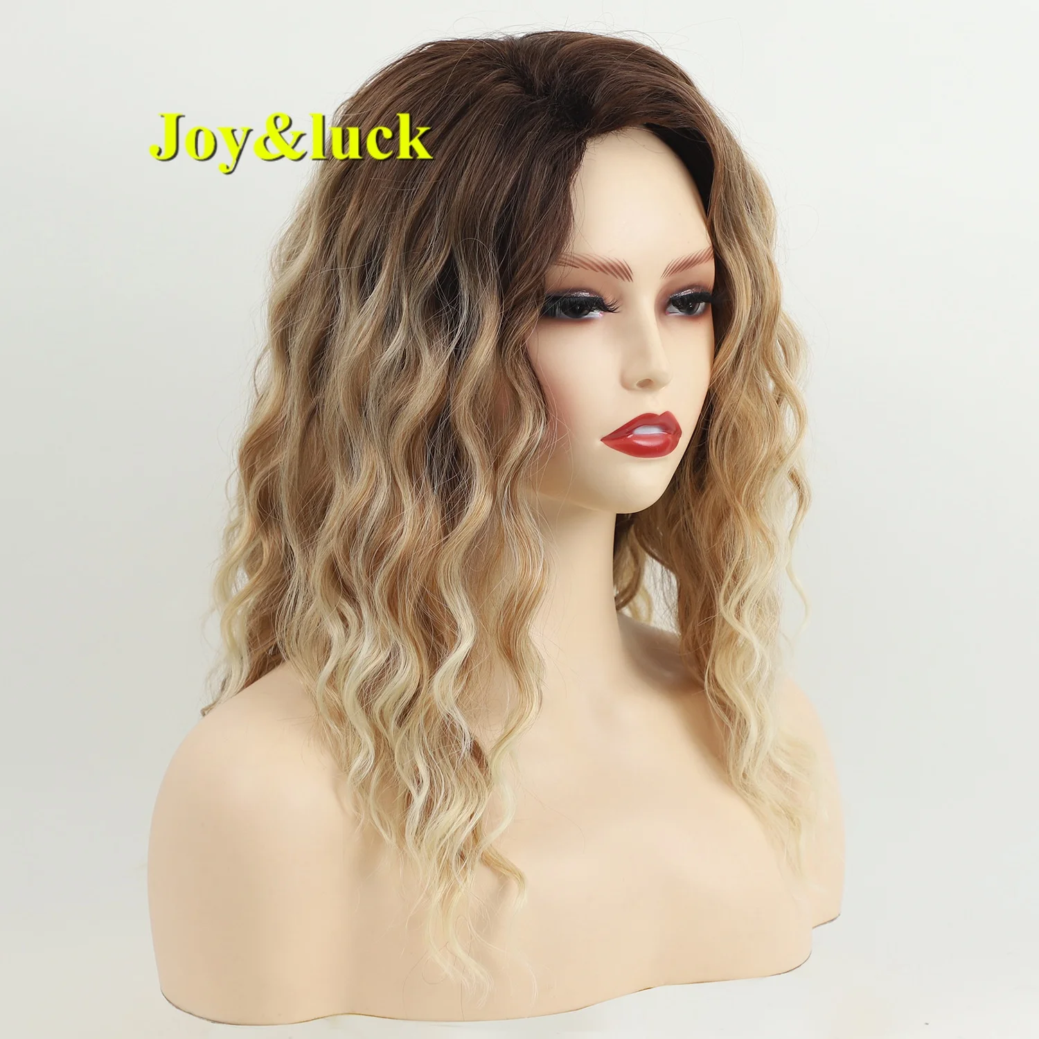 

The synthetic women's gradient wavy curly wig naturally fluffy and shows off the hair volume, suitable for various occasions