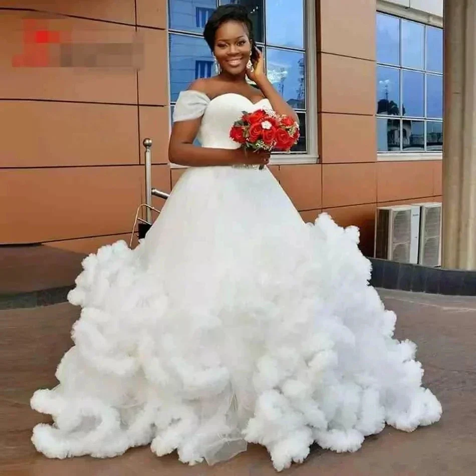 Maniche ad aletta personalizzate Pieghe con volant Abito da sposa africano taglie forti Abiti da sposa con fondo a nuvola gonfia con cintura di perline