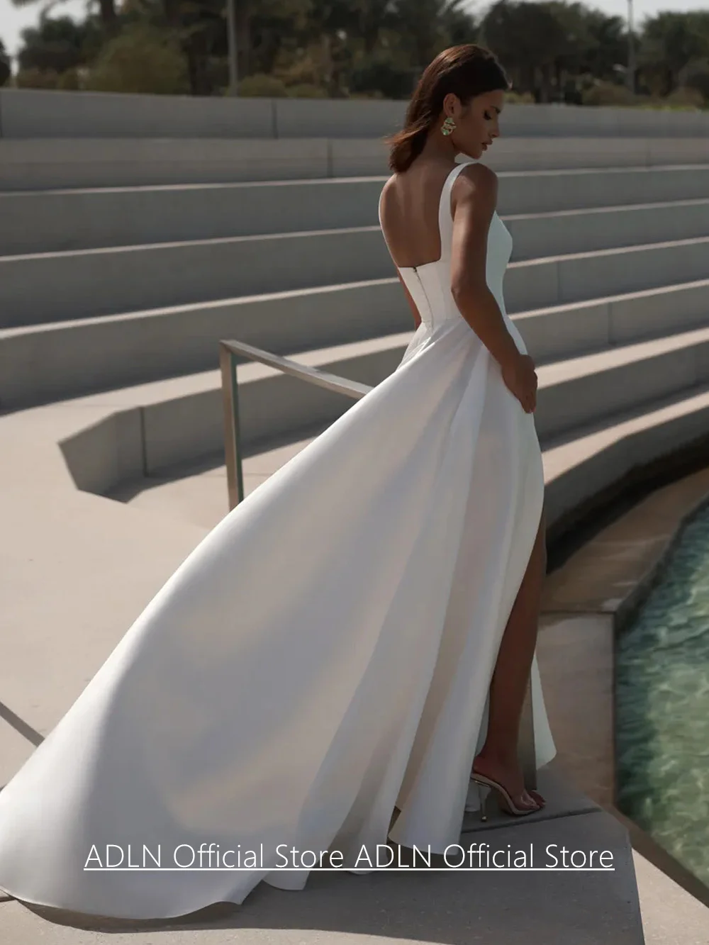 Moderne trouwjurk sweep trein op maat gemaakte vierkante hals mouwloze hoge split een lijn satijnen bruidsjurk voor vrouw bruid
