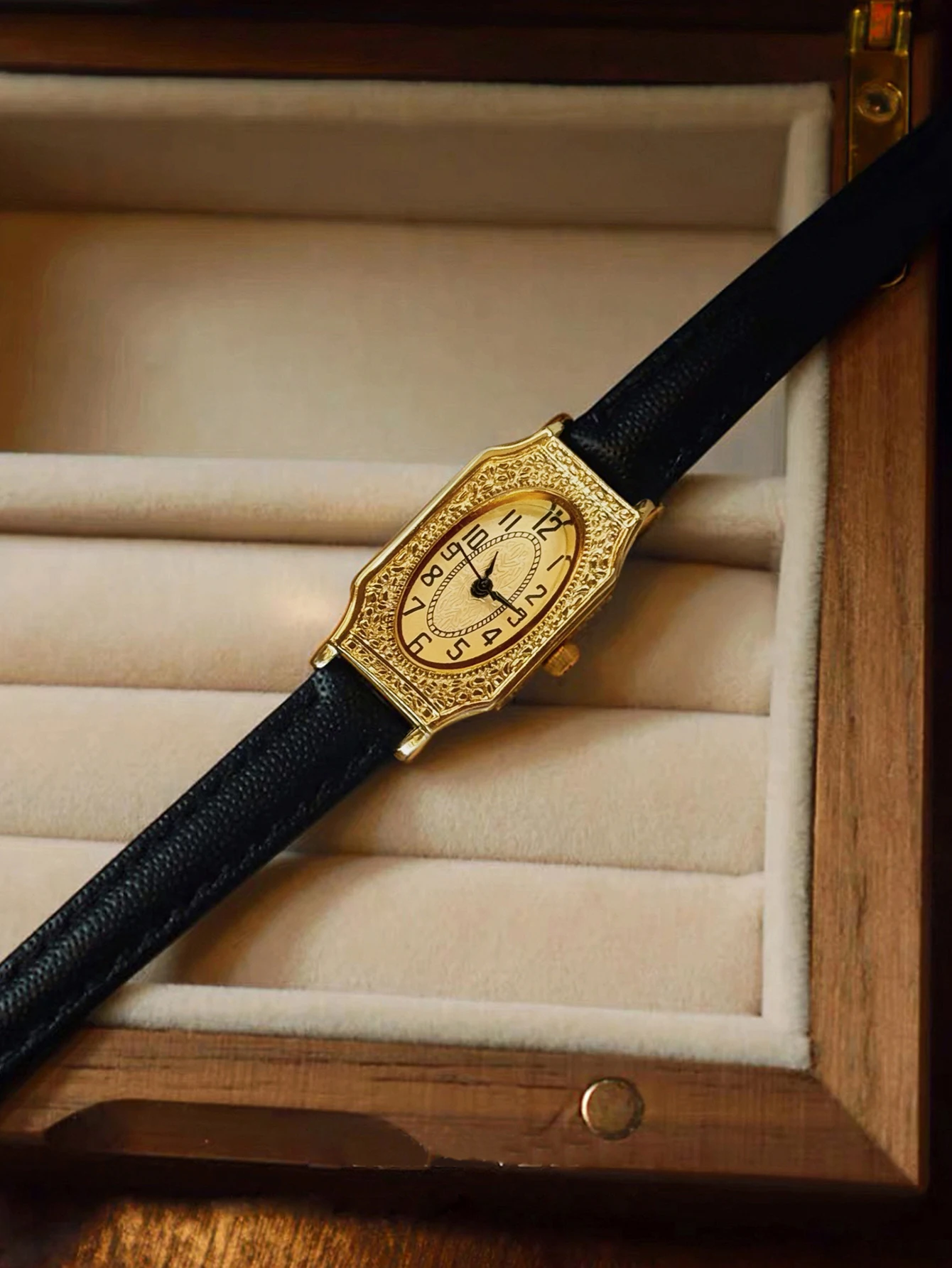 

Цельные новые золотые французские классические высококачественные элегантные и нежные женские кварцевые часы в стиле ретро с ремешком из искусственной кожи, прямоугольный гравированный циферблат с арабскими цифрами, модный, художественный, повседневный, п