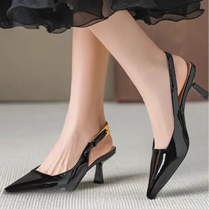

2025 Summer Women's Sexy Pointed Toe Buckle Sandals New Luxurious Metal Designer Outdoor Wedding Banquet High Heels 35--42 Sizes