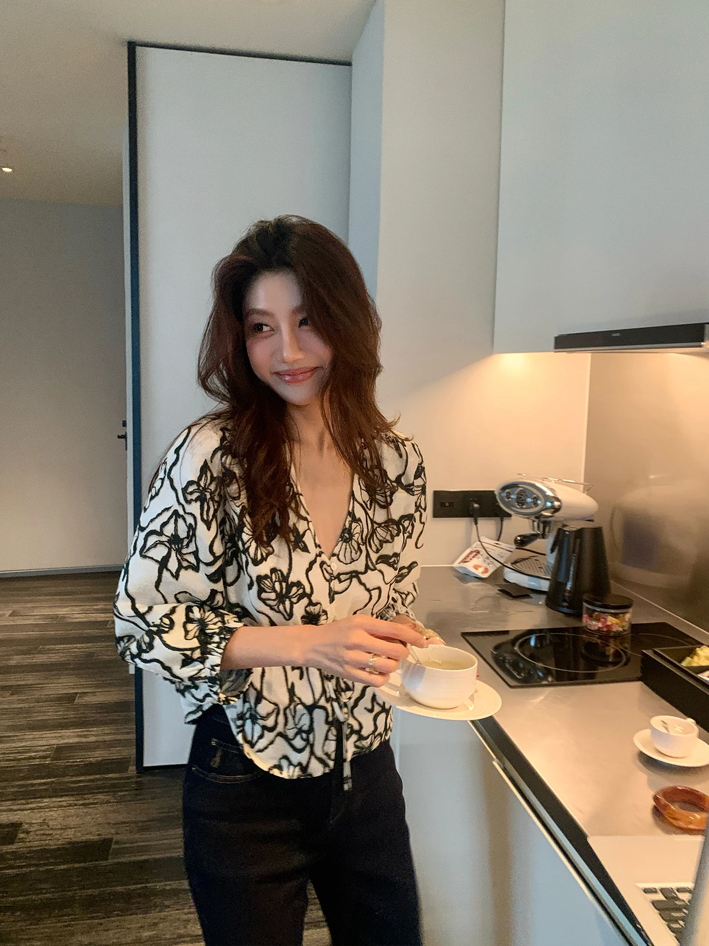 

Женская летняя блузка с длинным рукавом, V-образным вырезом, цветочным принтом и рукавами-фонариками, в стиле Dragon Xier Lazy, черно-белая, летний топ