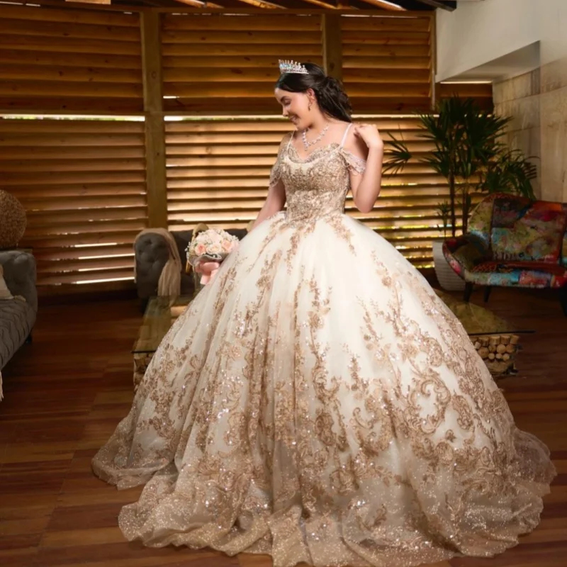 فستان Quinceanera بلون الشمبانيا اللامع مكشوف الأكتاف من الكريستال اللامع وذيل طويل فيستدوس دي 15 Quinceanera تخصيص #2