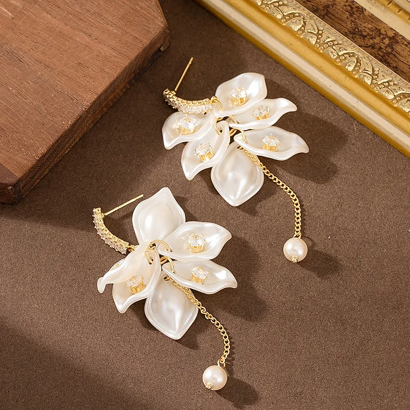 

Fresh and elegant fairy style zircon imitation shell petals pearl long tassel earrings high-end light luxury commuter earrings
