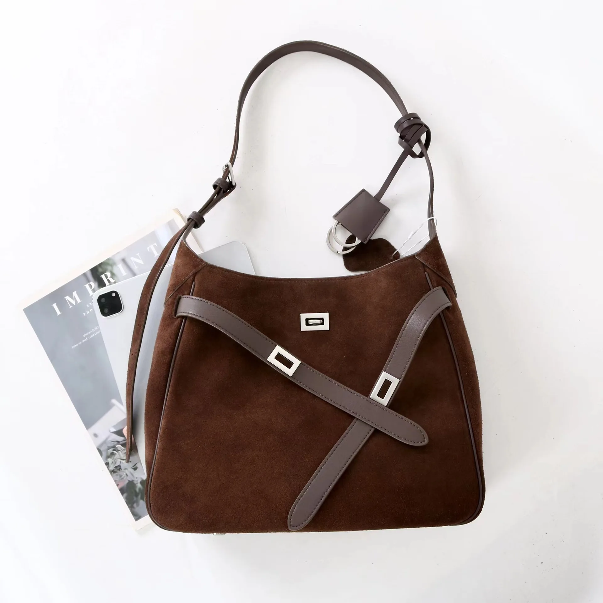 

Замшевая сумка-ведро 31 см, осенне-зимняя новая нишевая дизайнерская большая вместительная винтажная сумка с замком, высококачественная женская сумка через плечо на одно плечо