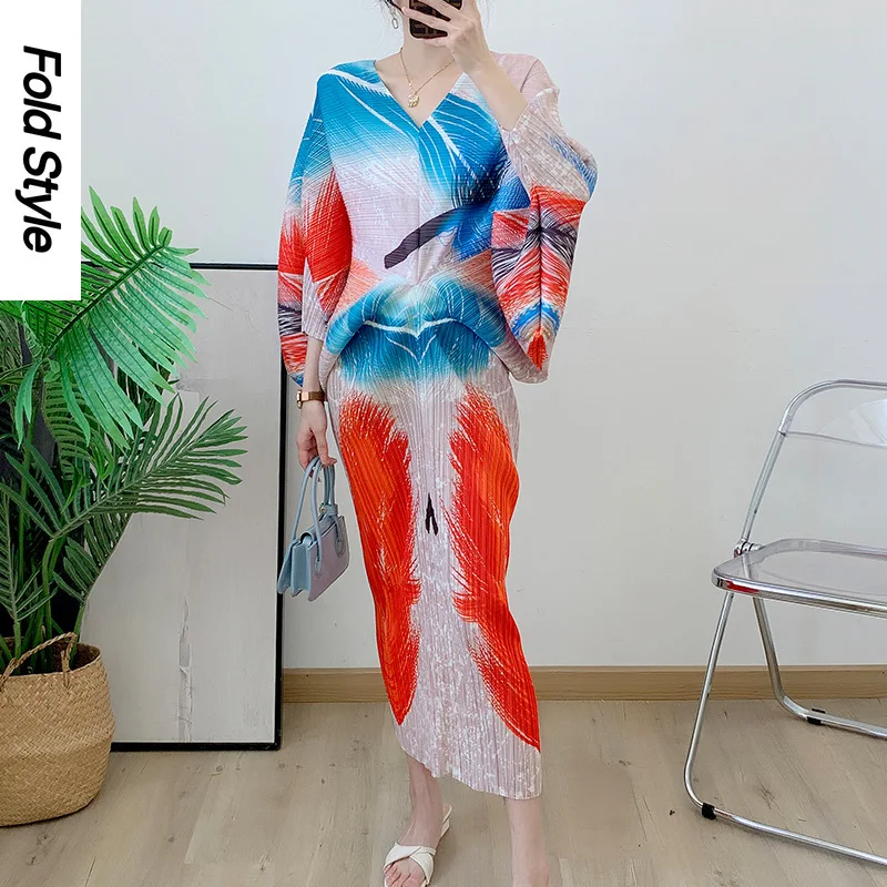 

Bat Sleeves Pleated Dress 2024 Summer New V-neck Feather Print Dress Fashionable and Slender Long Dress