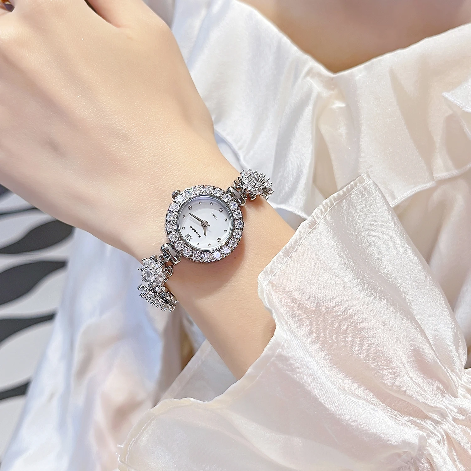 

Женские часы с бриллиантами и перламутровым циферблатом, модный легкий кварцевый механизм, вращающаяся цепочка для часов