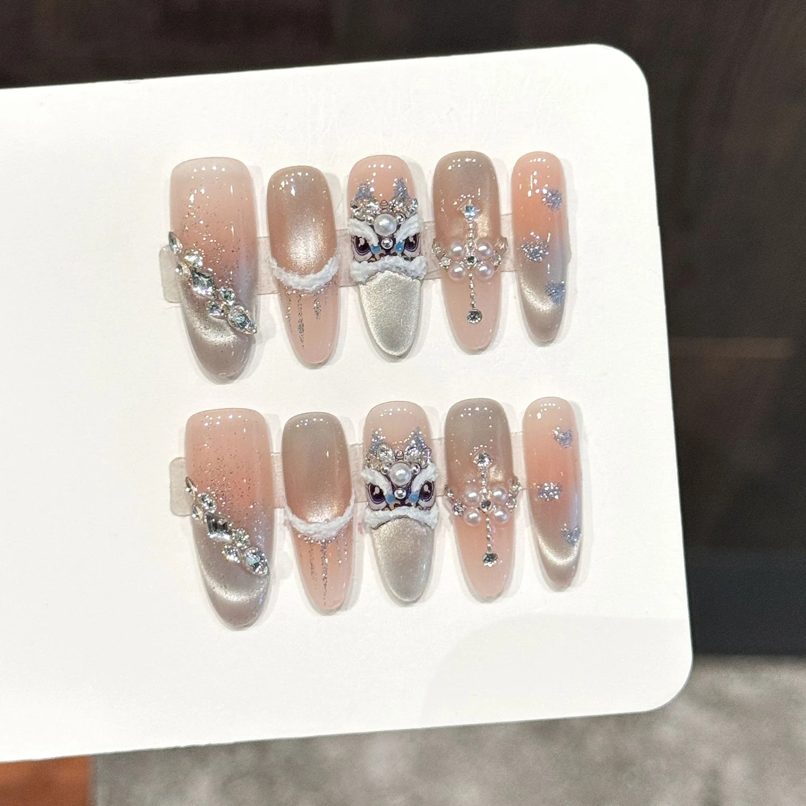 3D Lion Pearl Decor Handmade Press on Nails Cat's Eye Firework False Nails Wearable Light Luxury Fake Nails New Year Nail Art