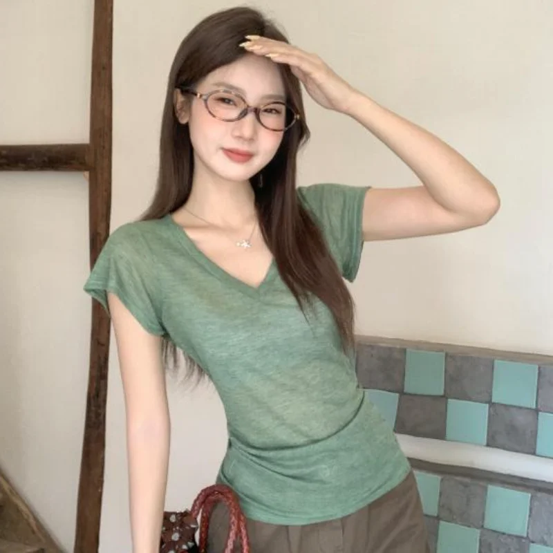 

Модная женская футболка с коротким рукавом на лето 2026: новая универсальная легкая хлопковая футболка с V-образным вырезом, приталенный крой