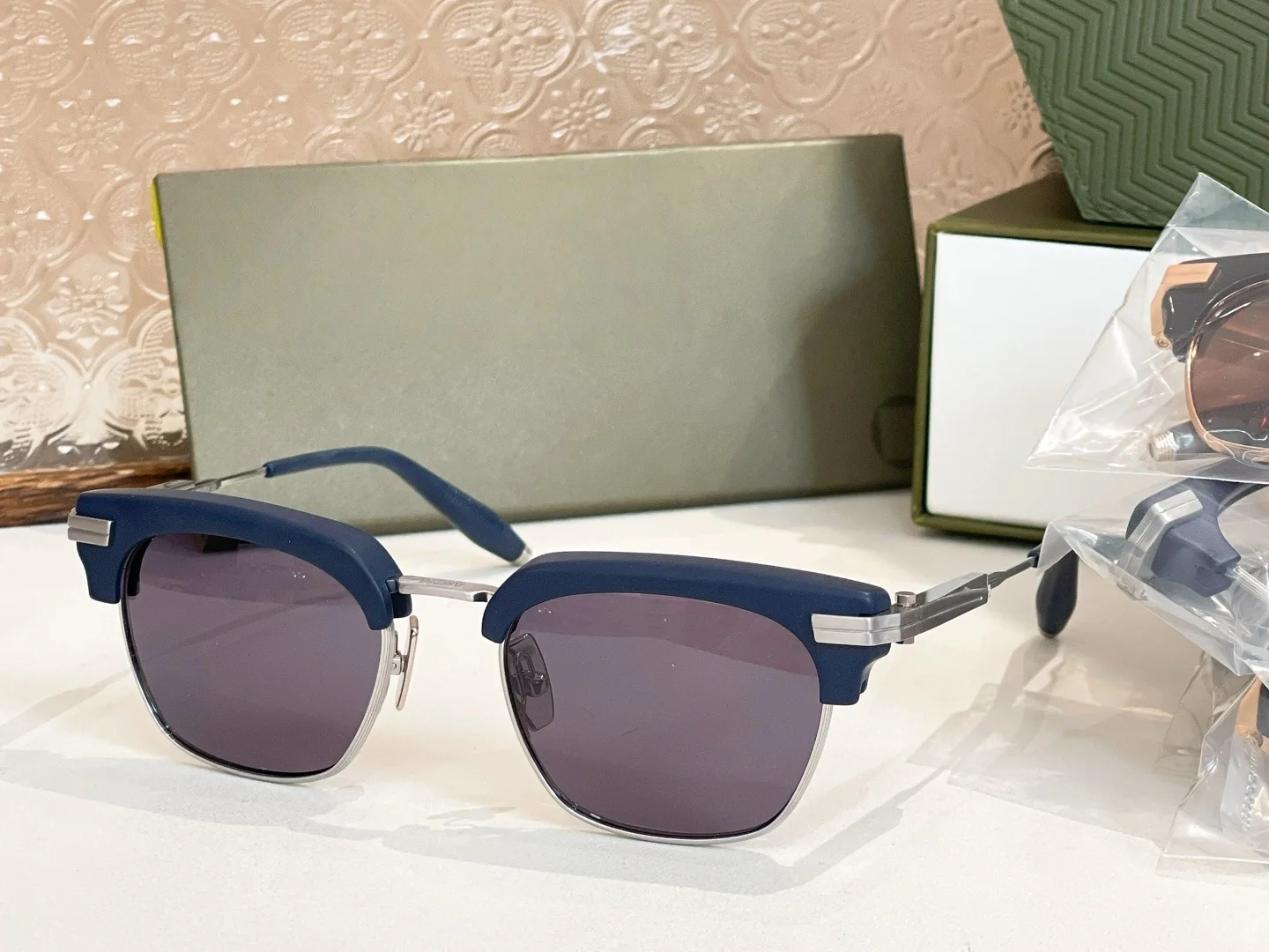 Top High Quality Sunglasses for Men and Women HUBBLE SIZE 140-152 Style UV400 Retro Fashion Special Design Sun Glasses with box