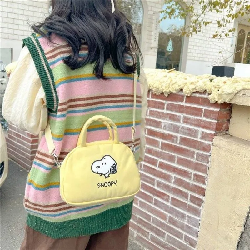 Snoopy Animation Bolsa Crossbody de mão, filhote fofo, amarelo leitoso, brinde de aniversário, estilo coreano, versátil, macio, fofo