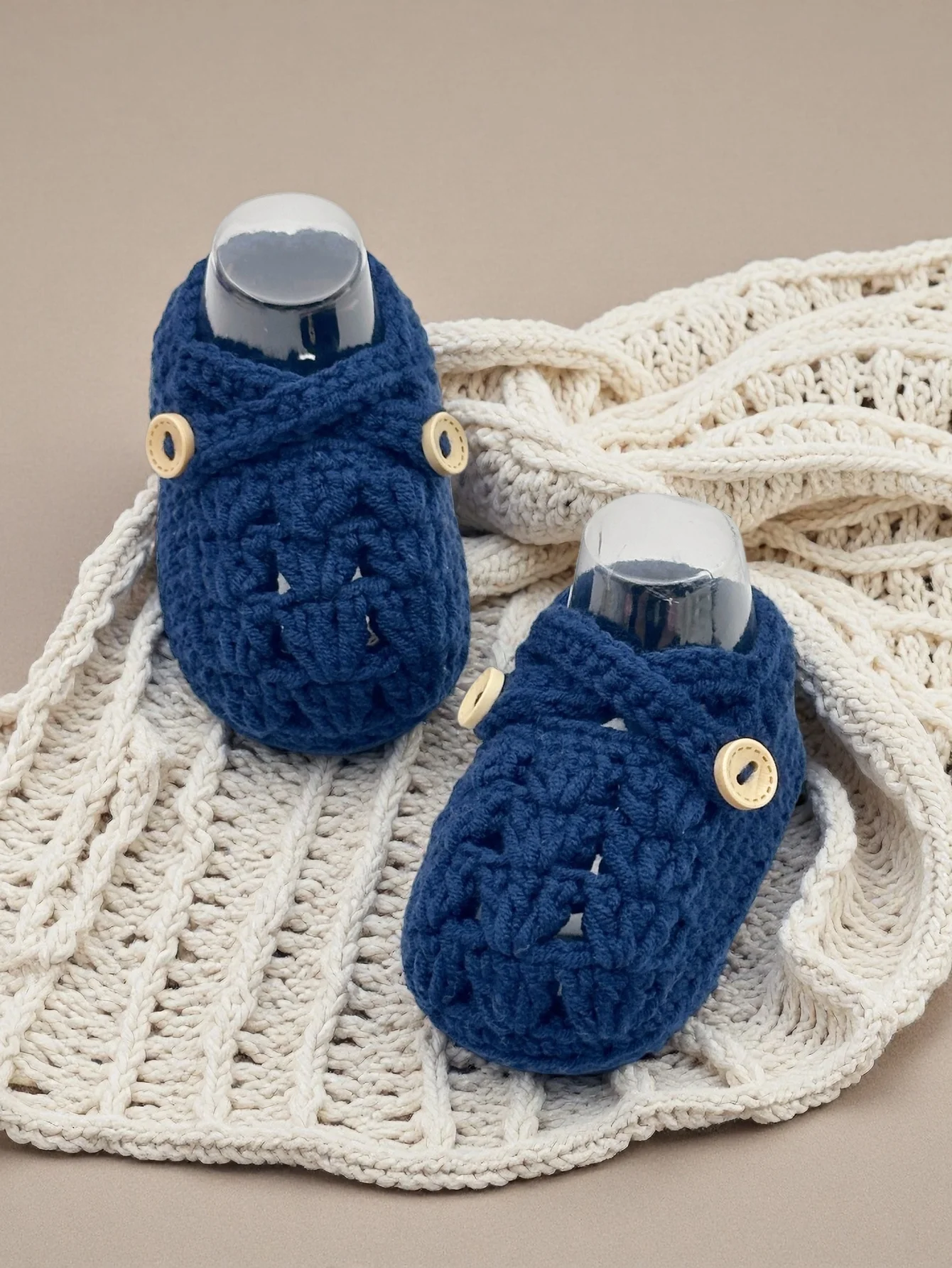 زوج واحد من أحذية الأطفال المصنوعة يدويًا من الكروشيه باللون الأزرق الداكن مع تفاصيل أزرار، أحذية أطفال ناعمة متماسكة، من عمر 0 إلى 12 شهرًا